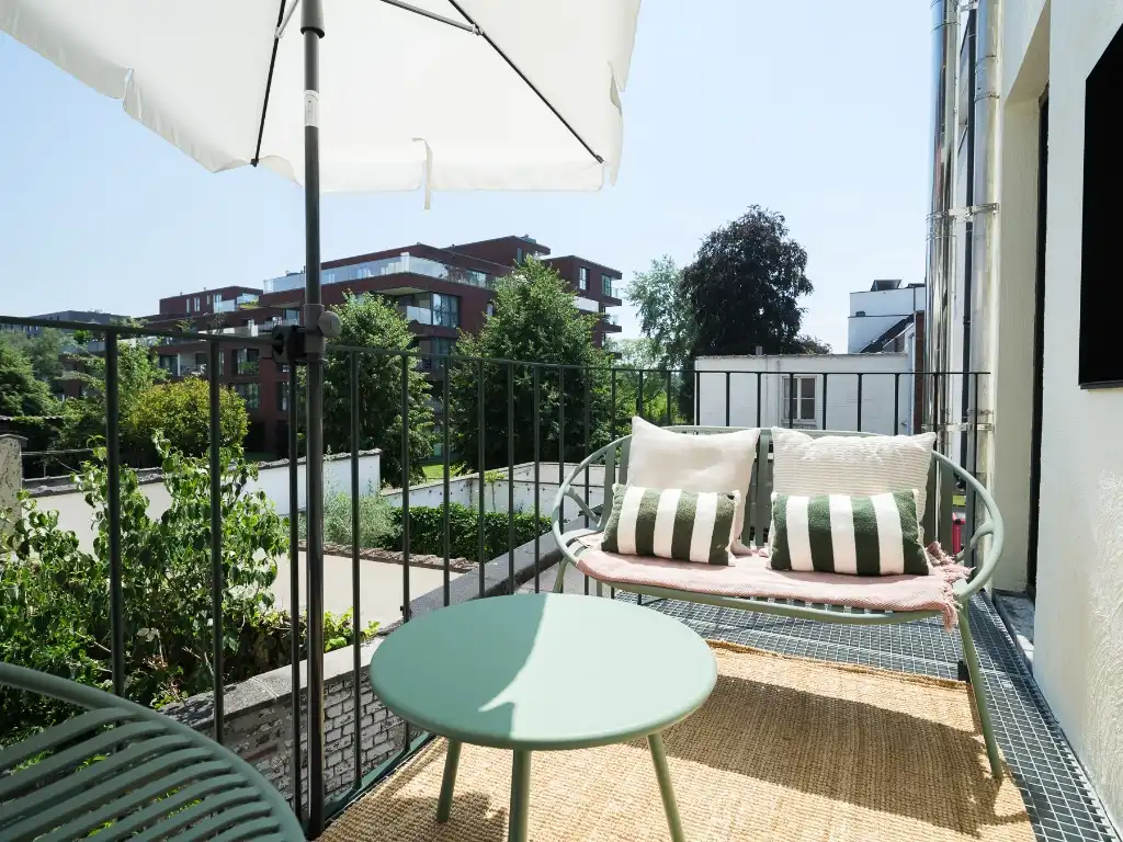 Uniek gerenoveerde, instapklare woning op fietsafstand van het stadscentrum met aangename buitenruimtes (terras en stadstuin) en 3 volwaardige slaapkamers. foto 6