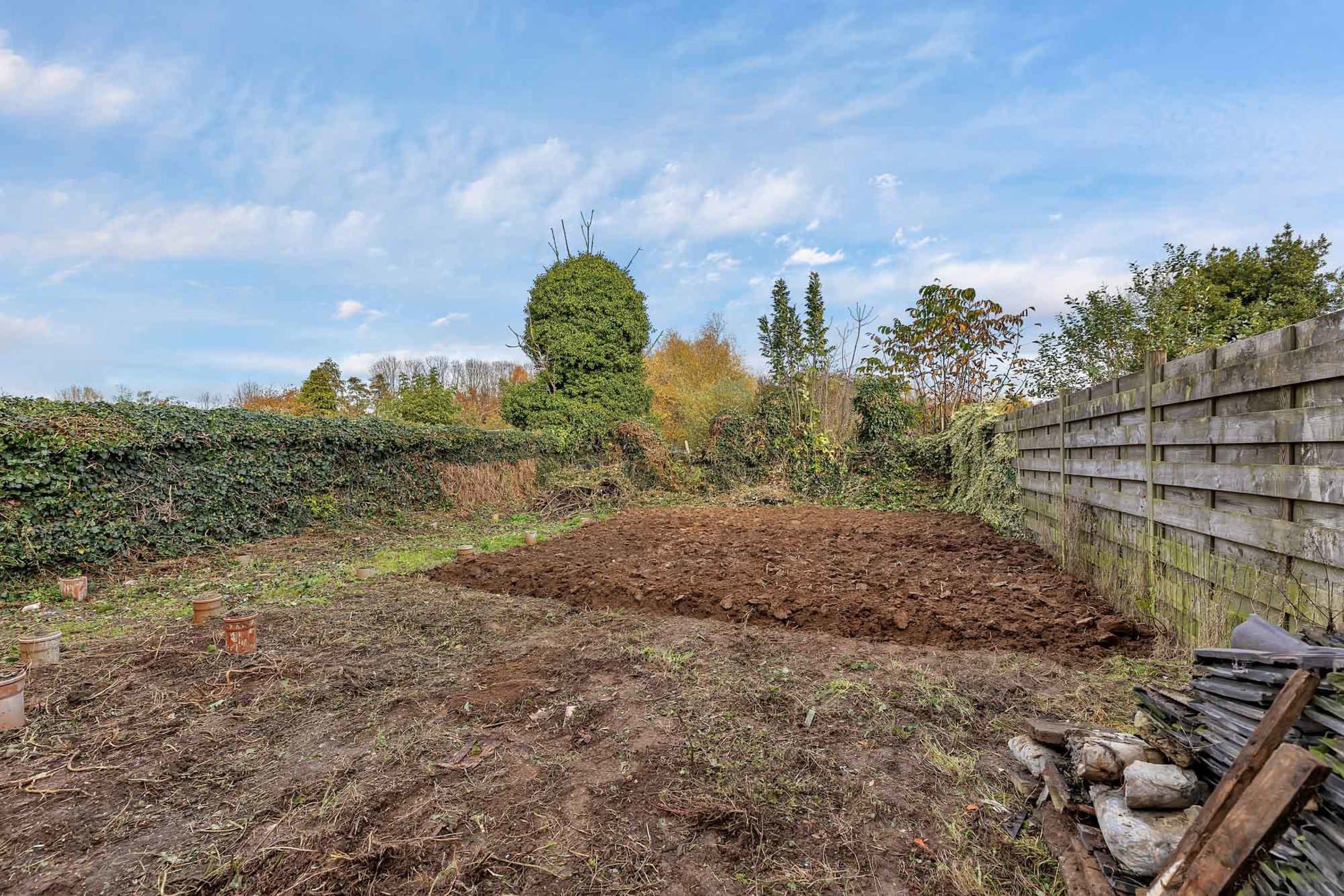 Te renoveren woning met garage en tuin foto 16