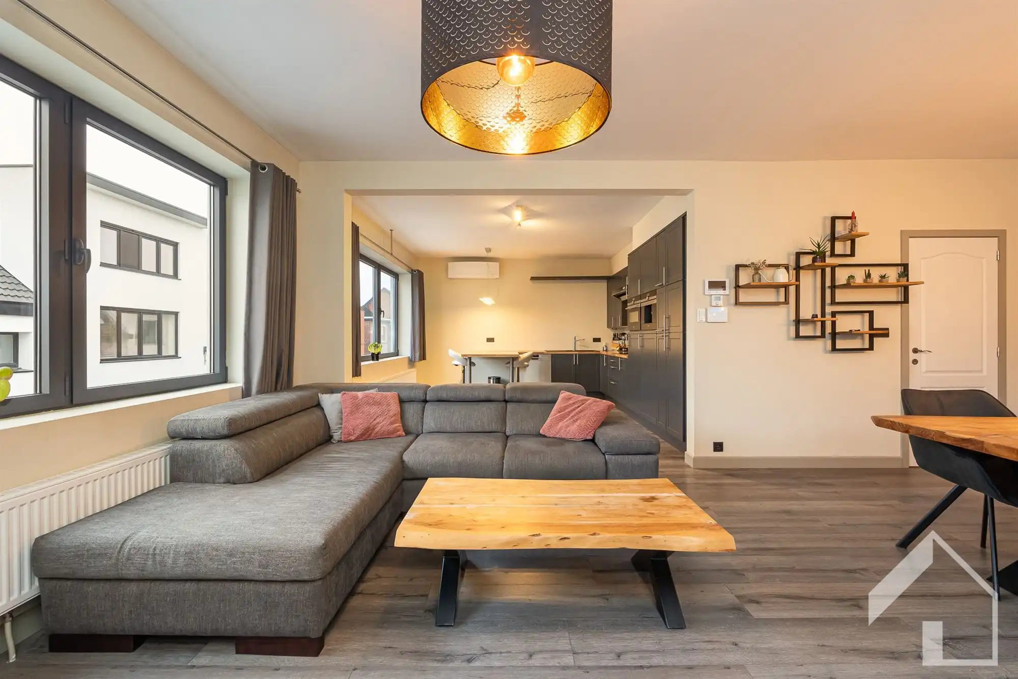 Gelijkvloers handelspand (300m2) + groot gerenoveerd appartement van 137m2 foto 12