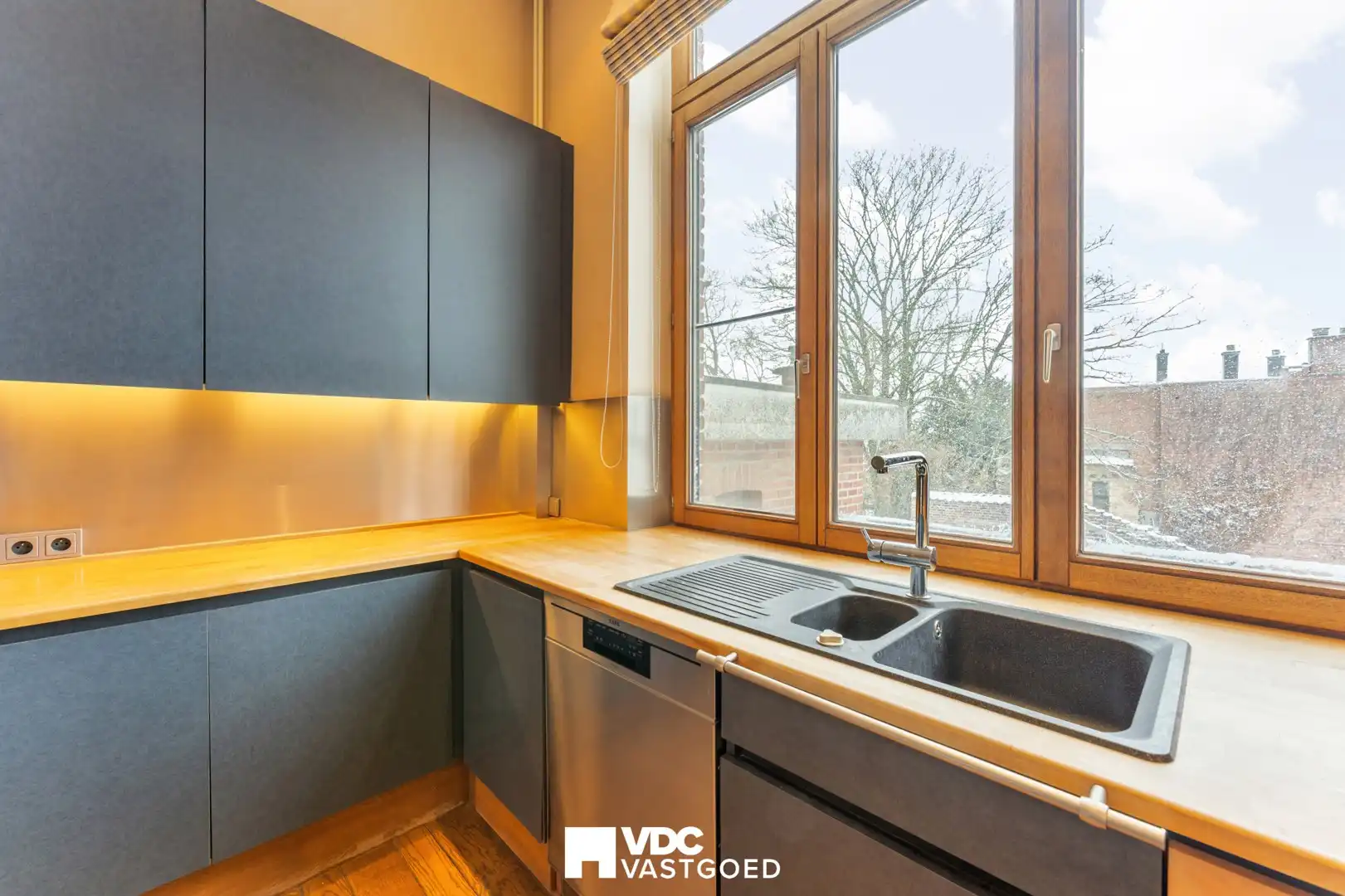 Uniek wonen & werken in hartje Tongeren – karakterpand met handelsgelijkvloers en ruim appartement foto 18