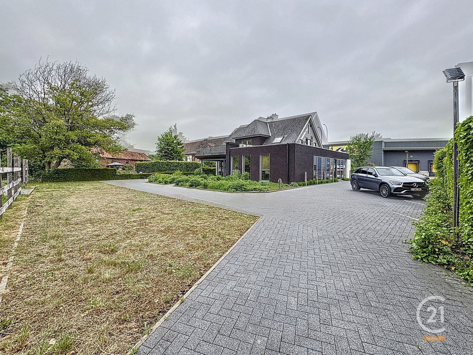 Volledig gerenoveerd handeshuis met woonst op toplocatie! foto 6