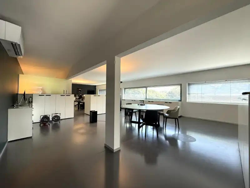 Veelzijdig bedrijfsgebouw langs de Dender met showroom, kantoren & parking foto 12
