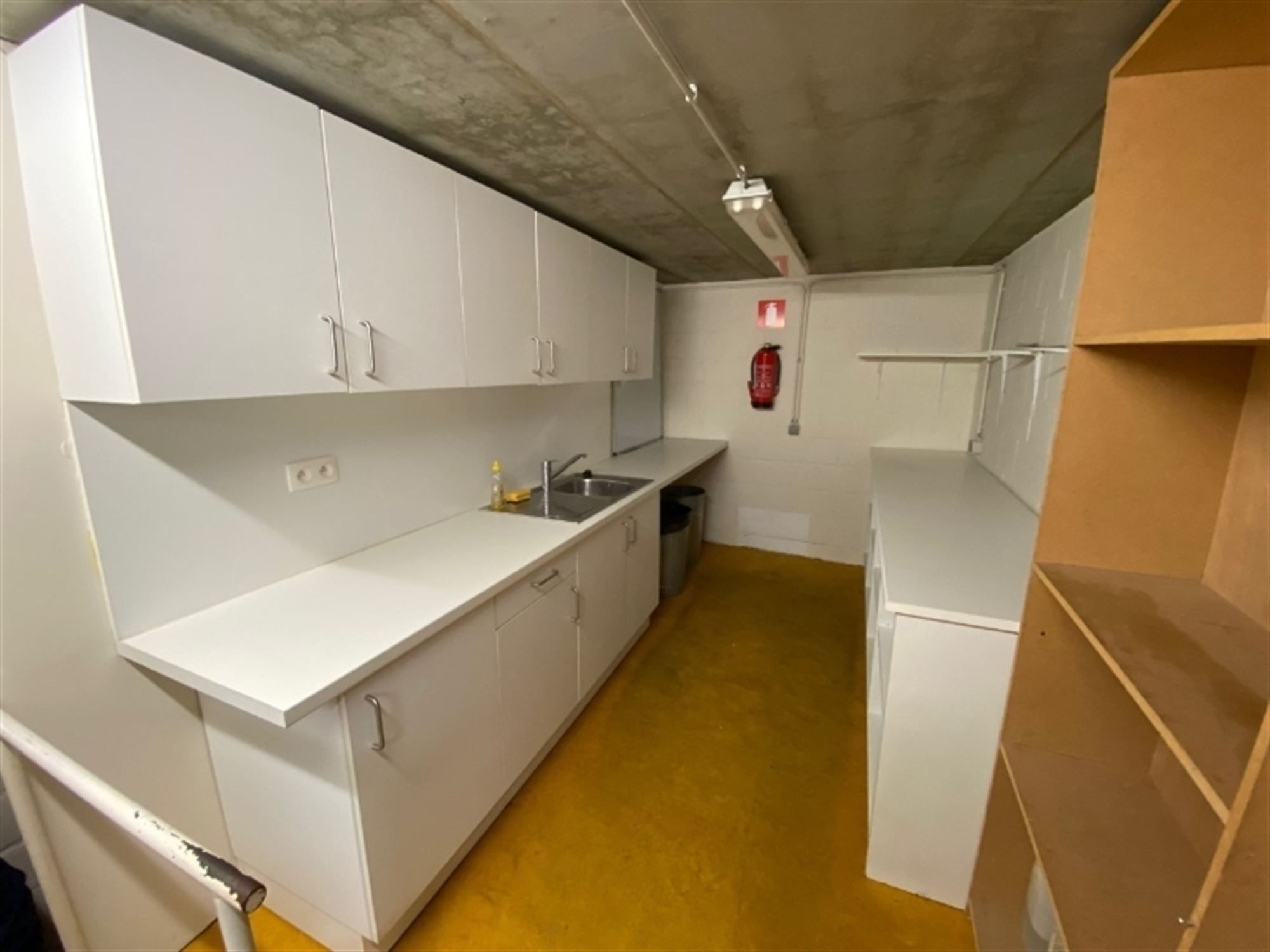 Uitstekend gelegen handelspand 150m², met 137m² opslagruimte en keuken foto 14