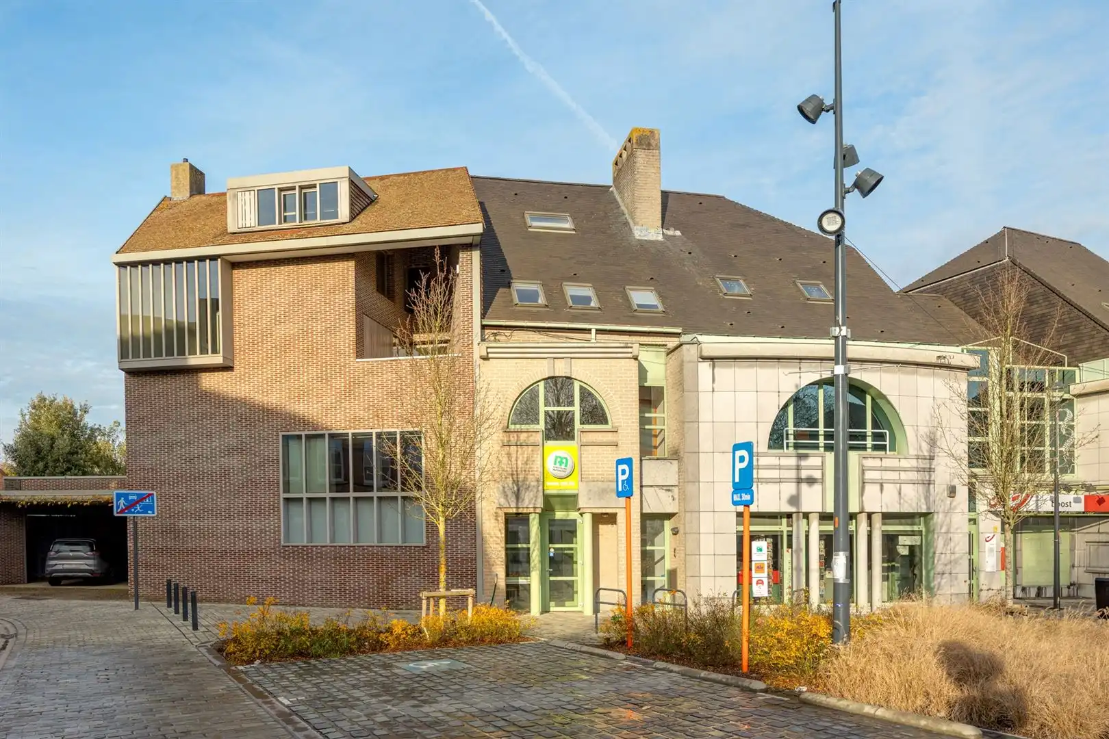 Lichtrijke kantoorruimte in het hartje van Opwijk. foto {{pictureIndex}}