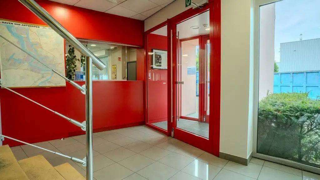 Magazijn met kantoren te huur langs E34 in Beveren foto 17