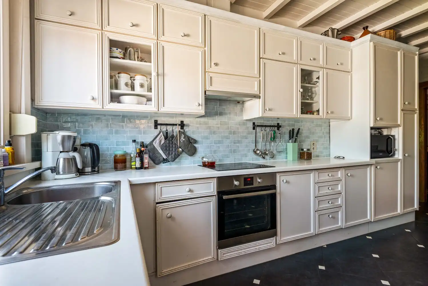 Karaktervolle hoeve met 4 slaapkamers, magazijn en ruime tuin te Lint foto 10