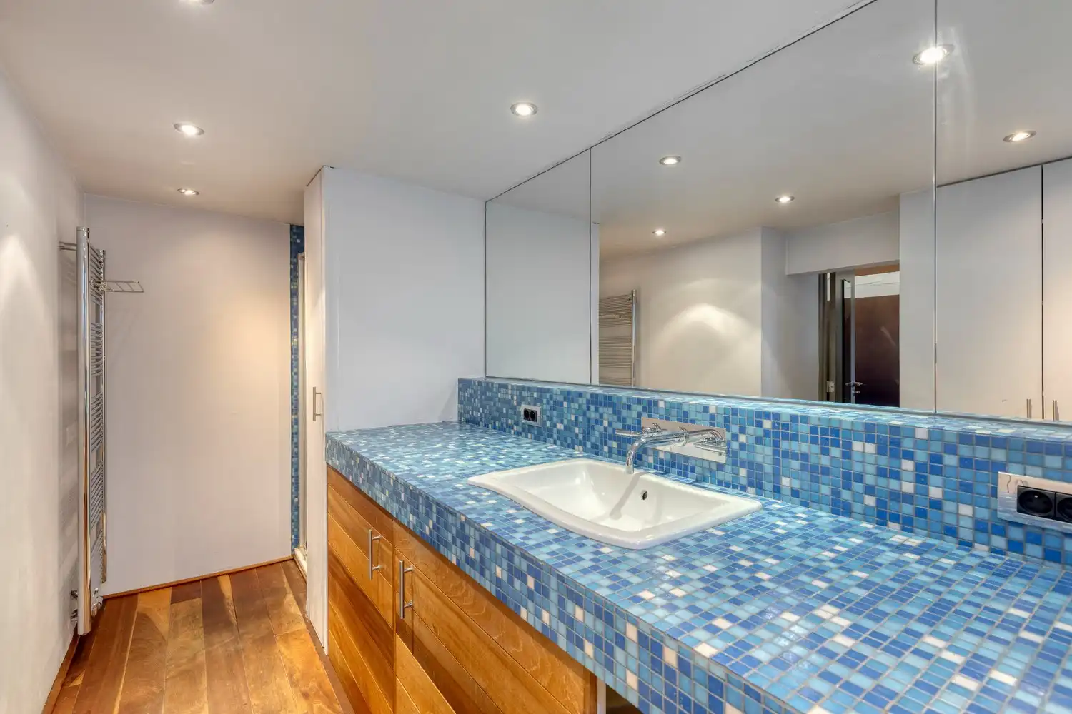 Karaktervol duplexappartement in authentiek herenhuis nabij de Coupure. foto 11