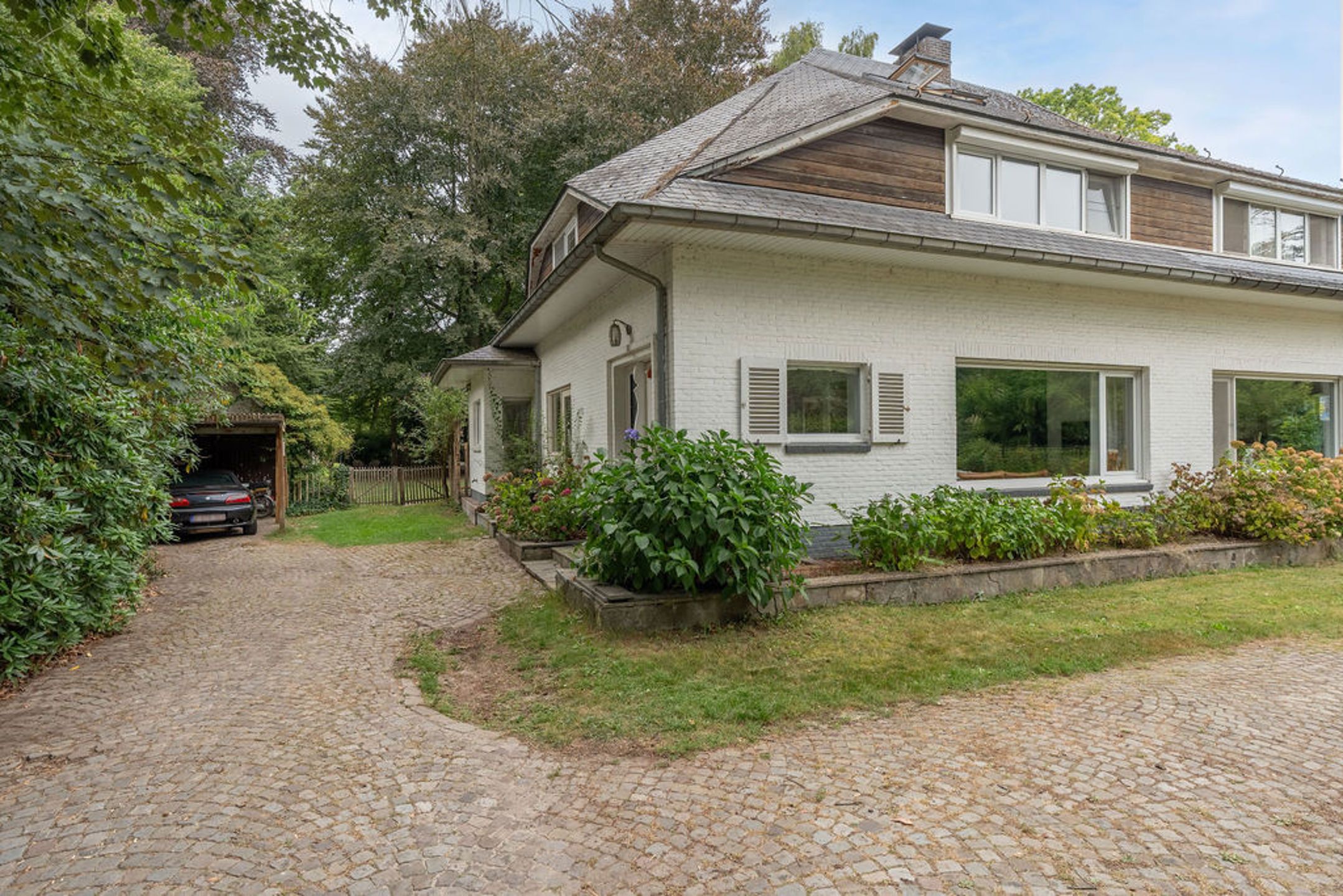 Charmante woning met 4 slpks op knap perceel van 1.165 m² foto {{pictureIndex}}