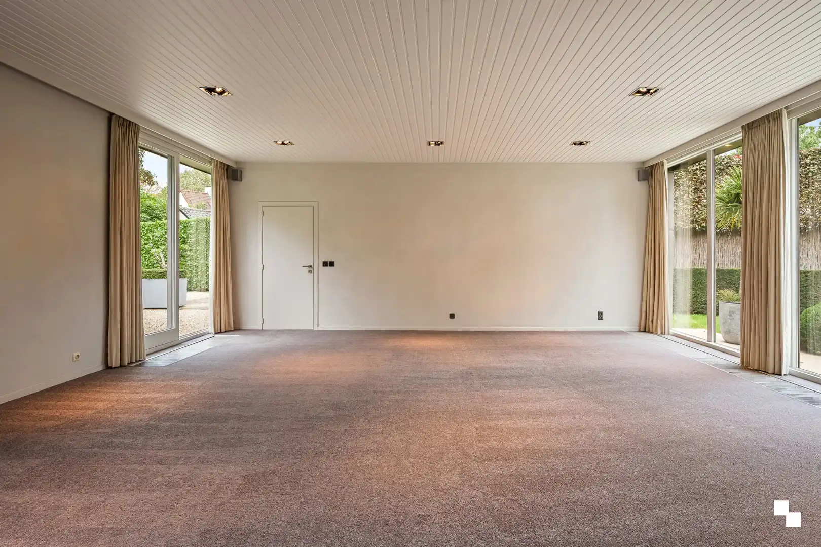 Een eigendom vol mogelijkheden: van veelzijdig pand tot prachtige villa te Izegem foto 8