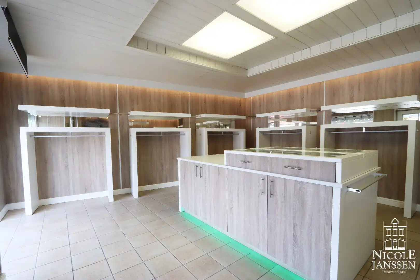 Instapklaar handelspand met ruim ingedeelde woning met leuk tuintje foto 3