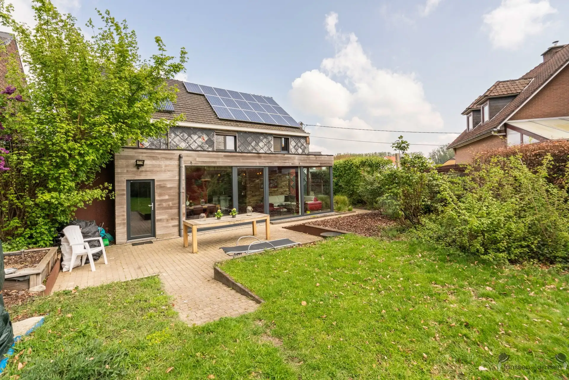 Karaktervolle, volledig gerenoveerde woning met ruime tuin en uitzicht op paardenweide foto 4