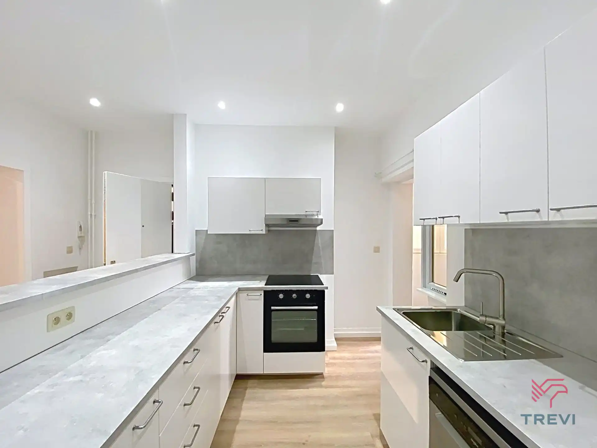 Gerenoveerd appartement met 2 slaapkamers vlakbij de Beurs foto 3