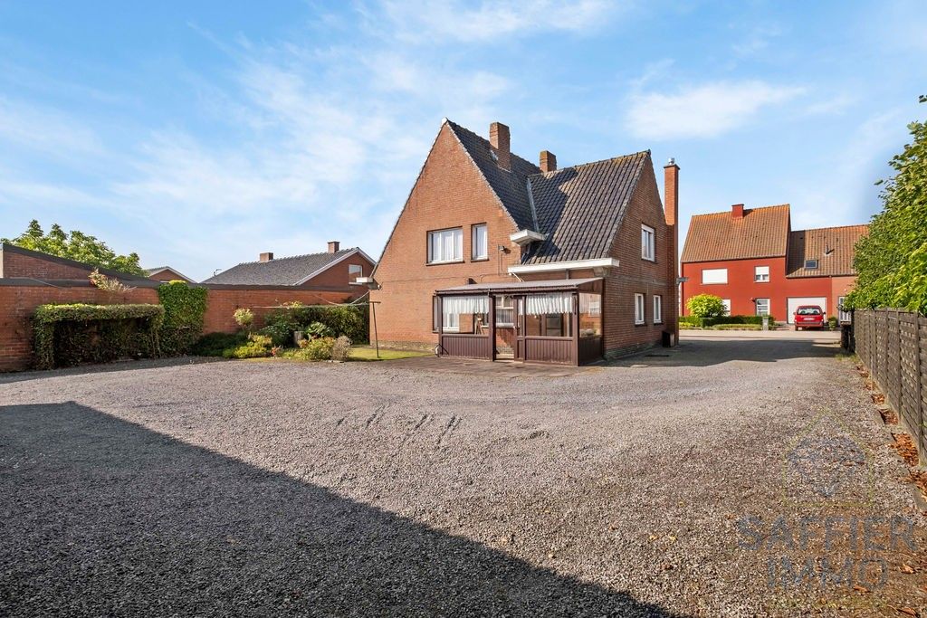 Ruime woning met loods op een perceel van 2200m². foto 3