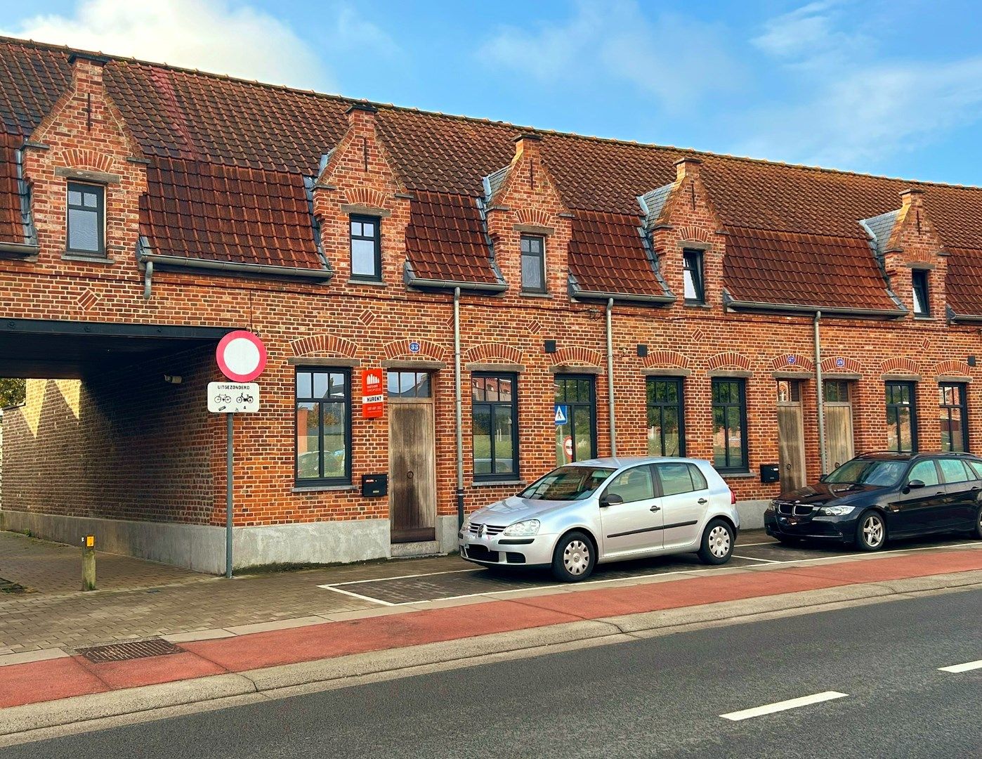 Instapklare centraal gelegen woning met koer en ruim zonneterras. foto 1