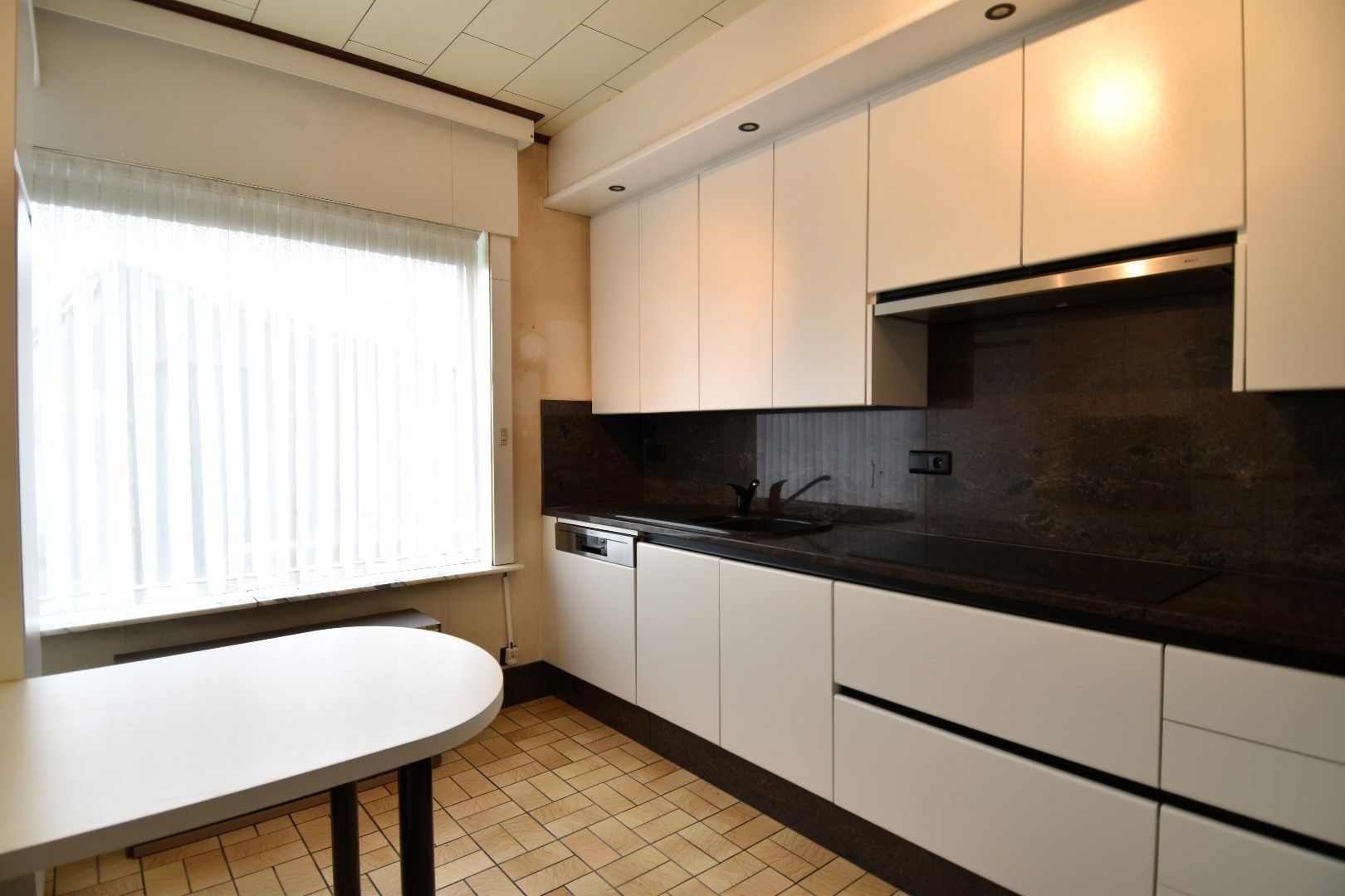 Halfopen bebouwing met 2 slaapkamers, garage en tuin in landelijke omgeving te koop in Gullegem foto 5