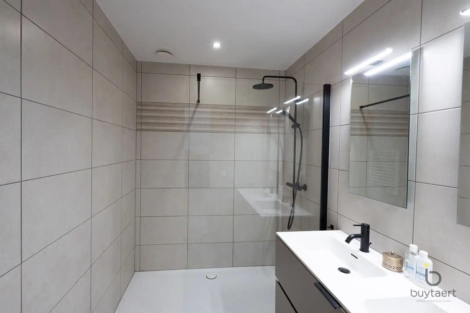 WONEN IN STIJL: een knap 2-slaapkamer appartement op de 3de verdieping met terras te Deurne-Zuid! foto 20