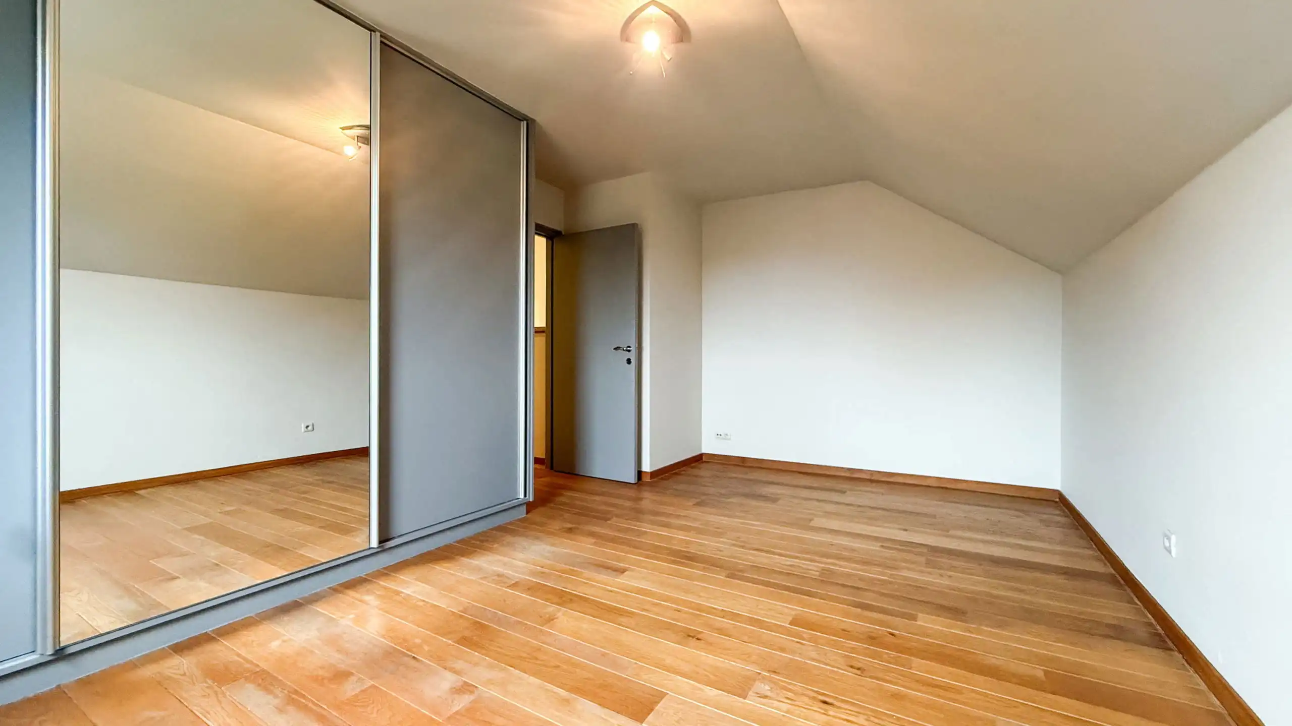 Gezellig duplex appartement met terras en garagebox in HZ! foto 18