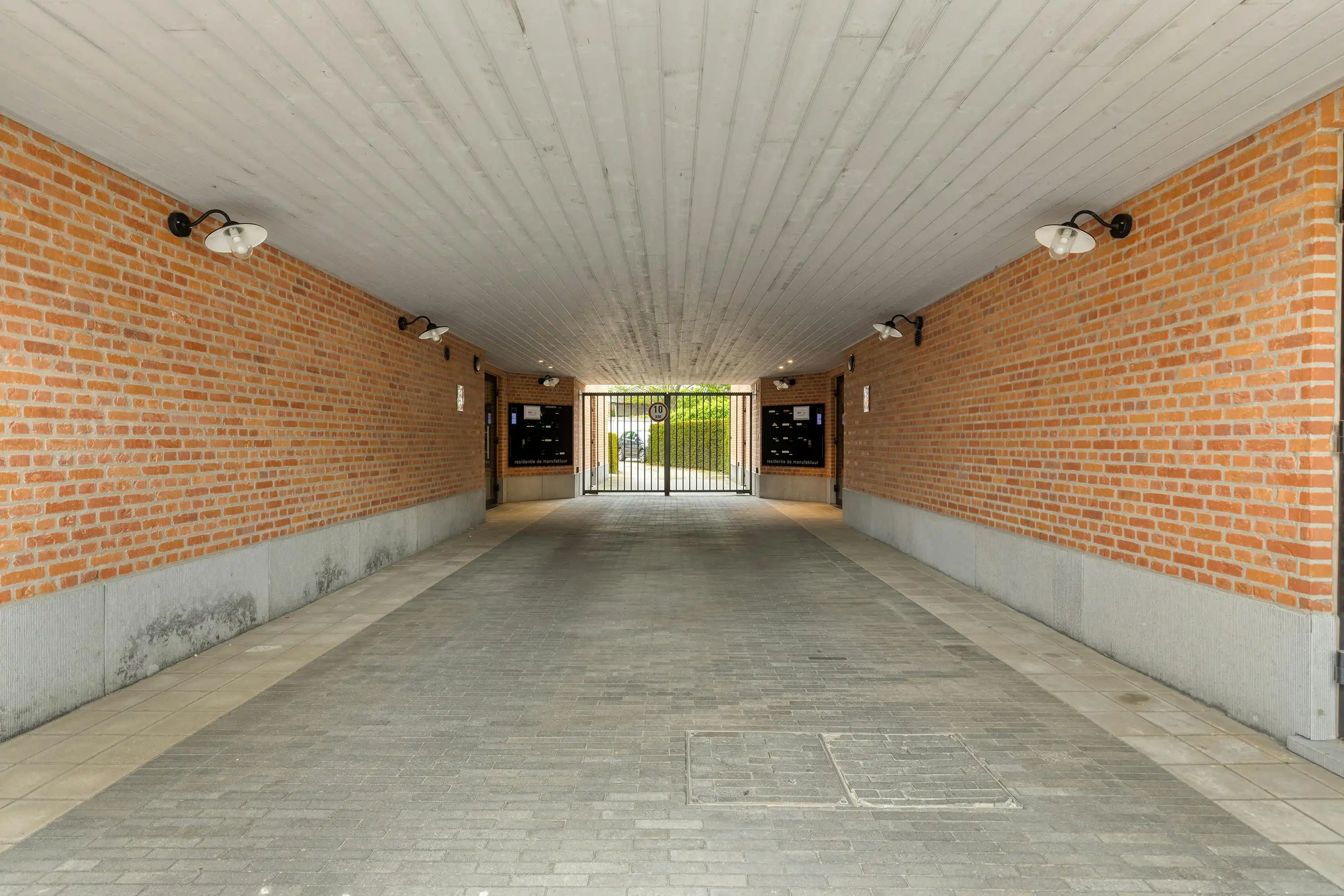 Instapklaar 1-slaapkamerappartement met garagebox in centrum Eeklo foto 13