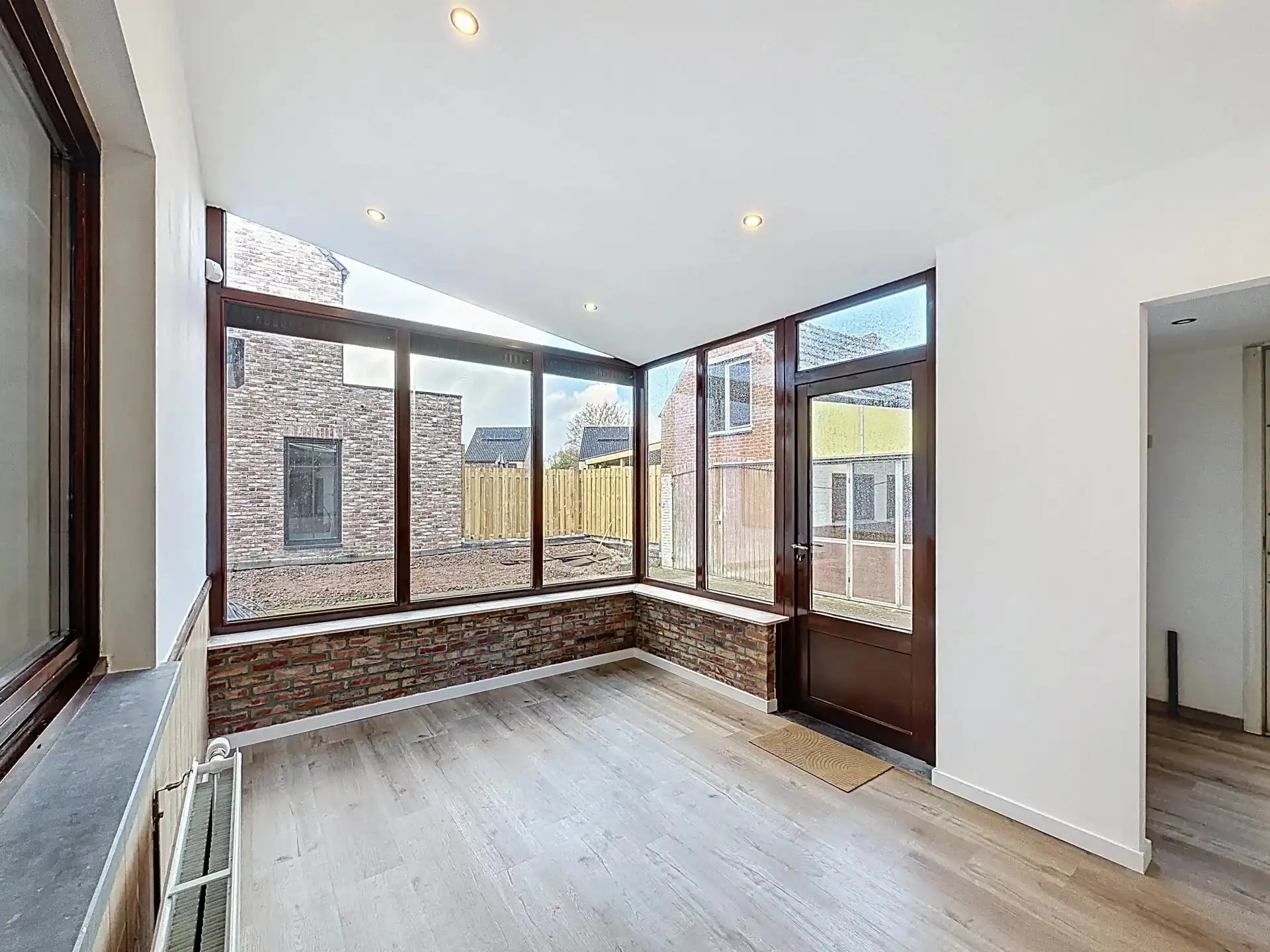 Zeer ruime en verzorgde woning met 5 slaapkamers en 2 badkamers op een groot perceel foto 10