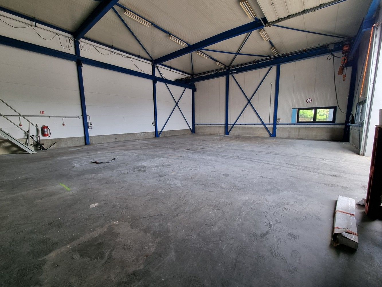 Uitstekend gelegen industrieel gebouw/magazijn met kantoorruimte (400m²) foto 6