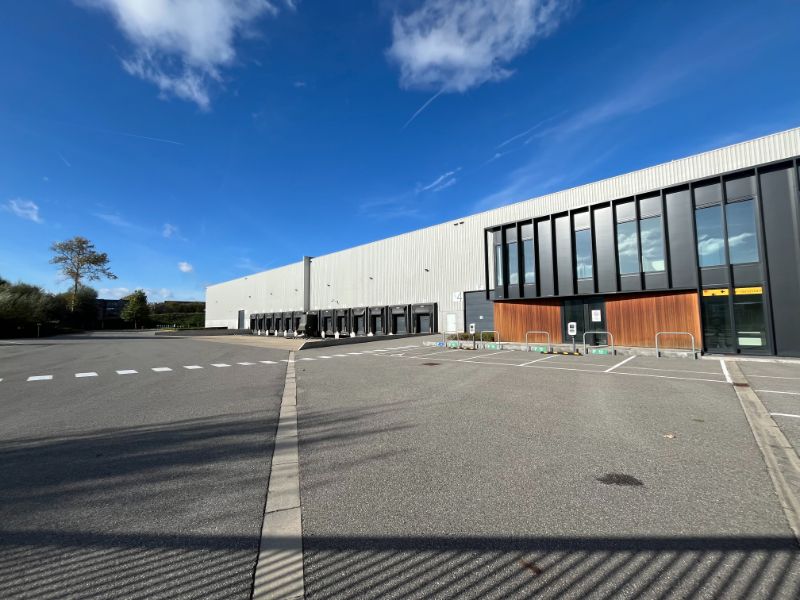 Logistiek gebouw te huur foto {{pictureIndex}}