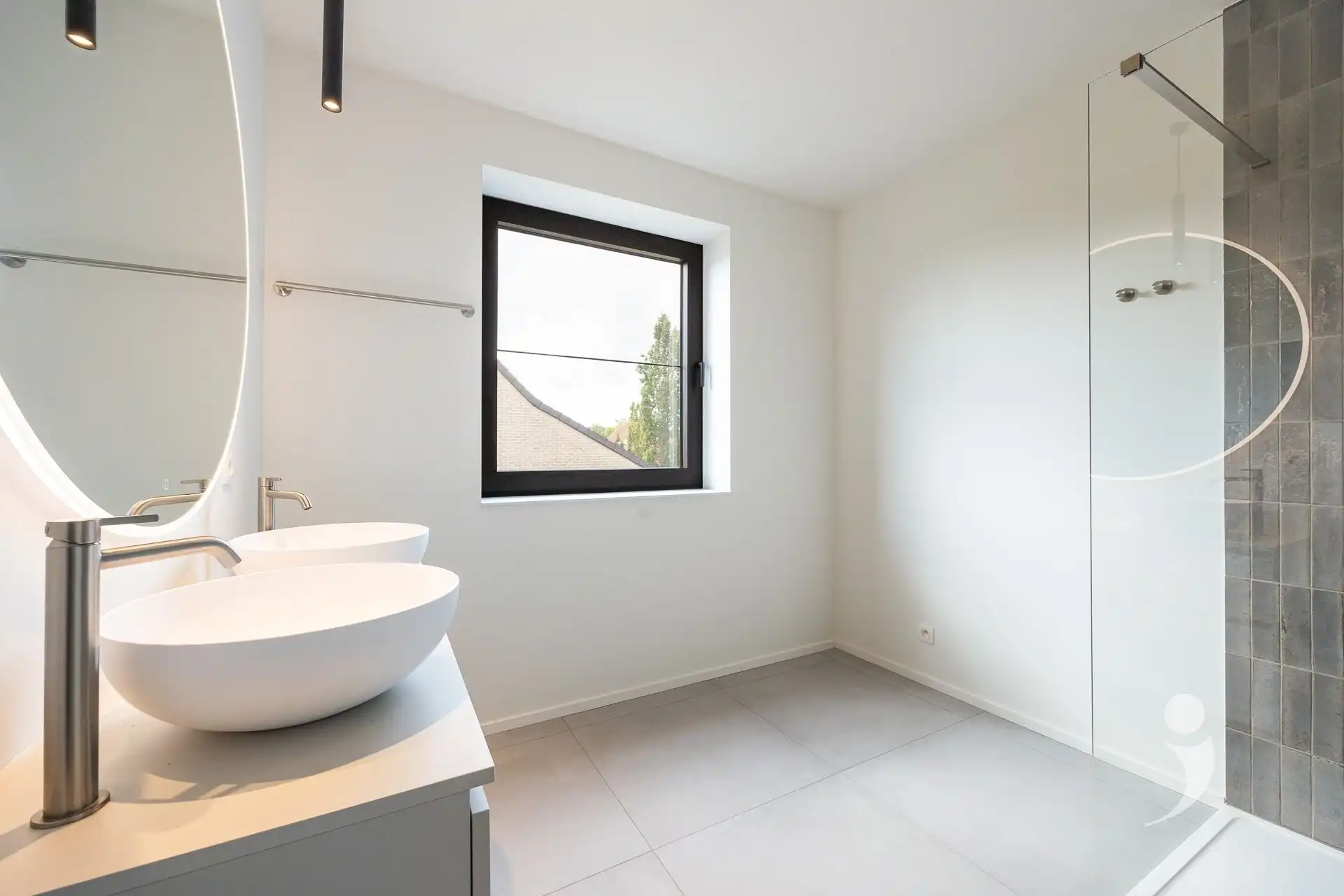 Nieuwbouwwoning met 4 slaapkamers en twee badkamers! foto 16