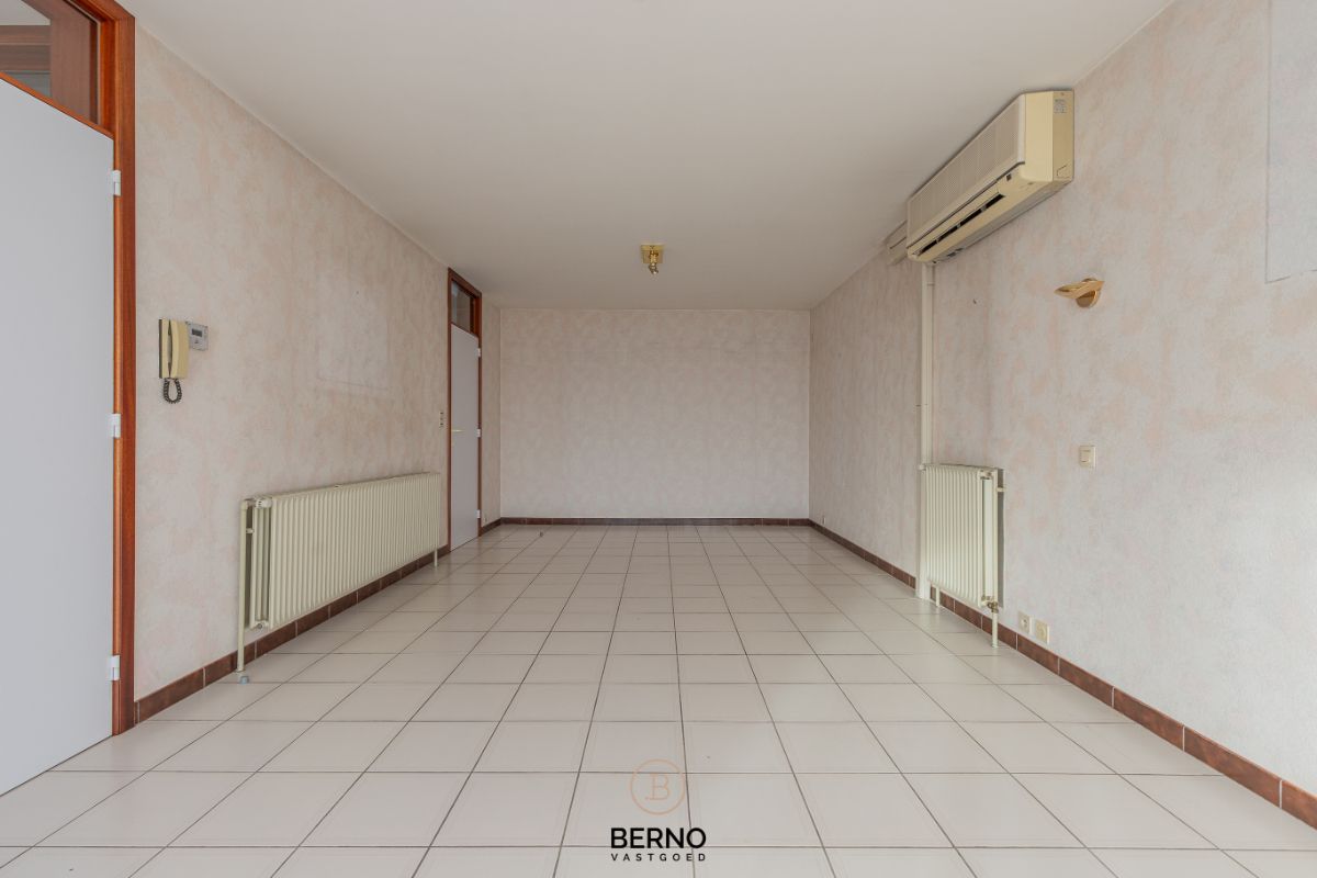 Building met praktijkruimte en 2 appartementen op commerciële locatie foto 12