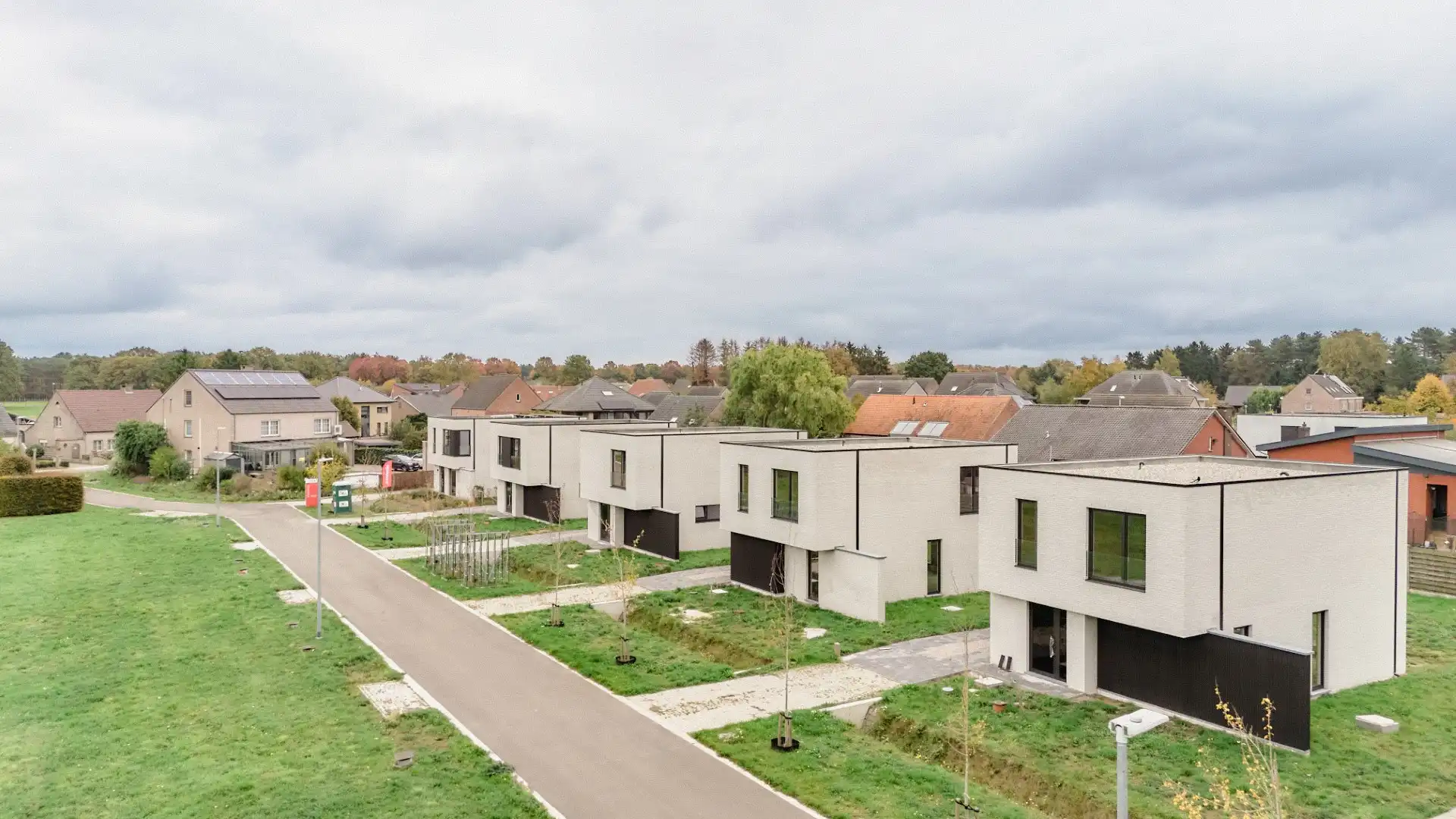 Bijna afgewerkte open bebouwing in groene wijk foto 7