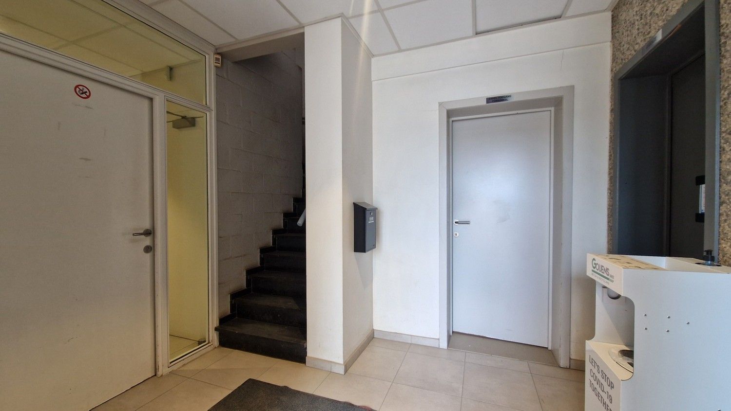 Kantoorruimtes met sanitair, kitchenette en parkeerplaatsen foto 6