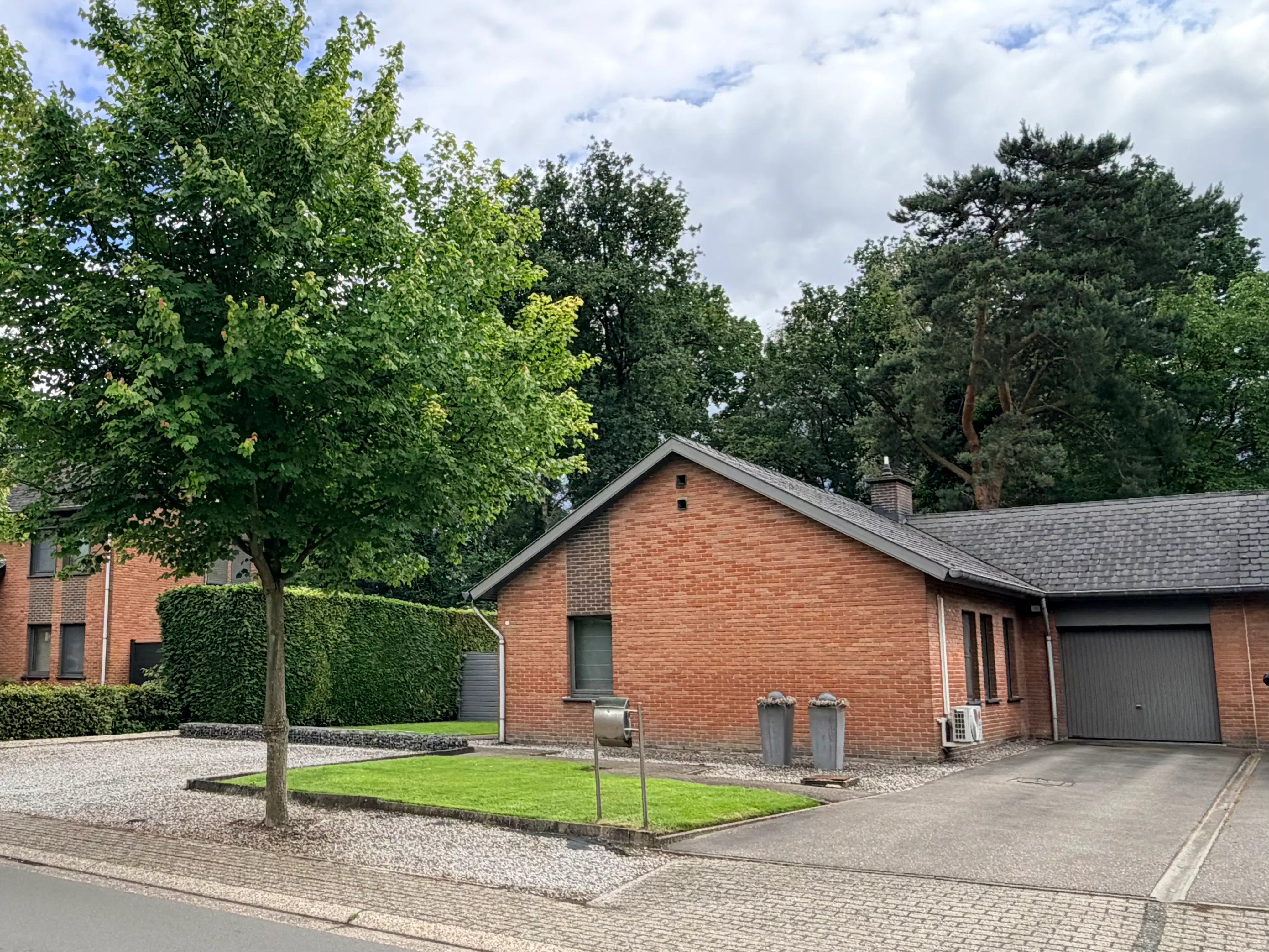 Genk, Westerwennel 25: Gelijkvloerse woning met 3 slaapkamers in een rustige woonwijk met een prachtig onderhouden tuin. foto 2