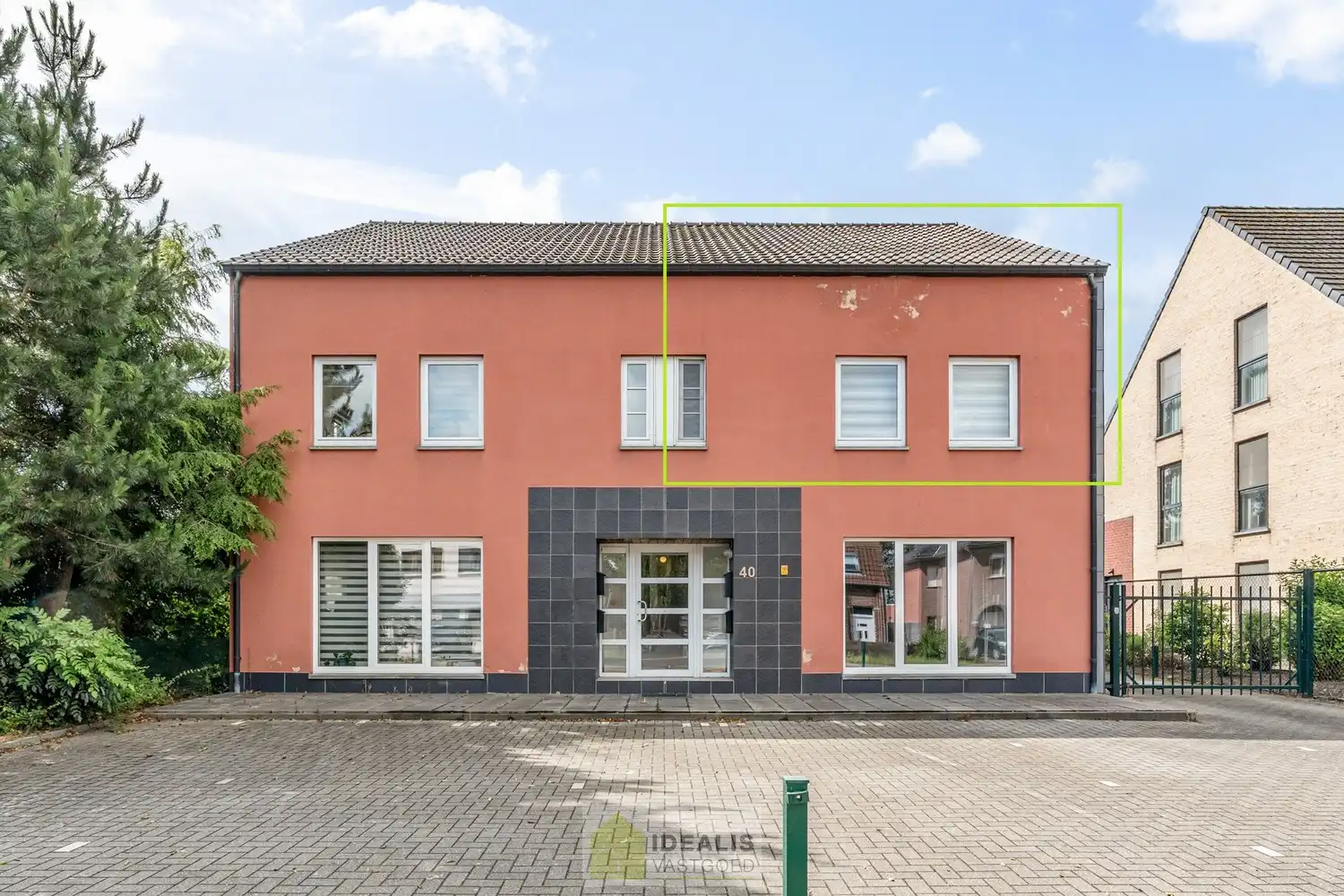 IDEALIS VASTGOED – DUPLEX APPARTEMENT GELEGEN OP UITERST CENTRALE LOCATIE TE HECHTEL-EKSEL. foto {{pictureIndex}}