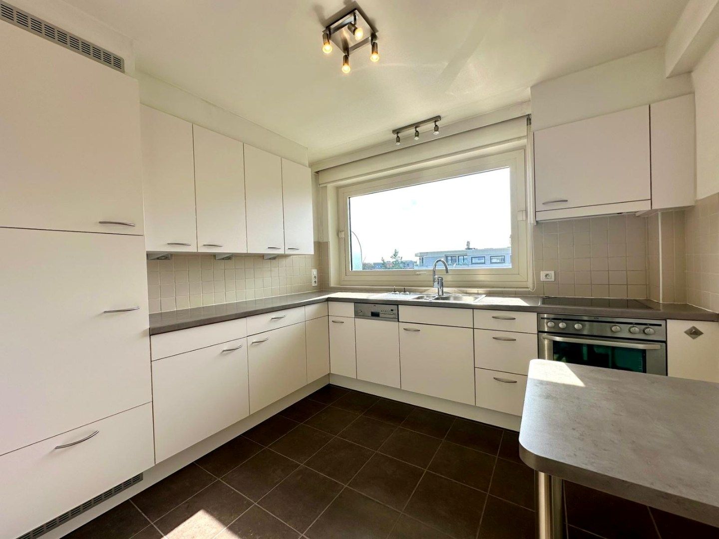Appartement op centrale ligging te Sint-Andries foto 5