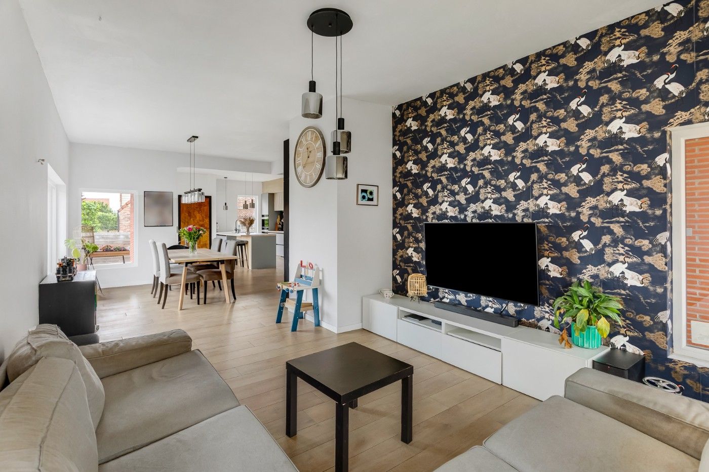 Vrijstaande, gerenoveerde woning met 2 slpk., garage, ruime souterrain, zolder en tuin foto 5