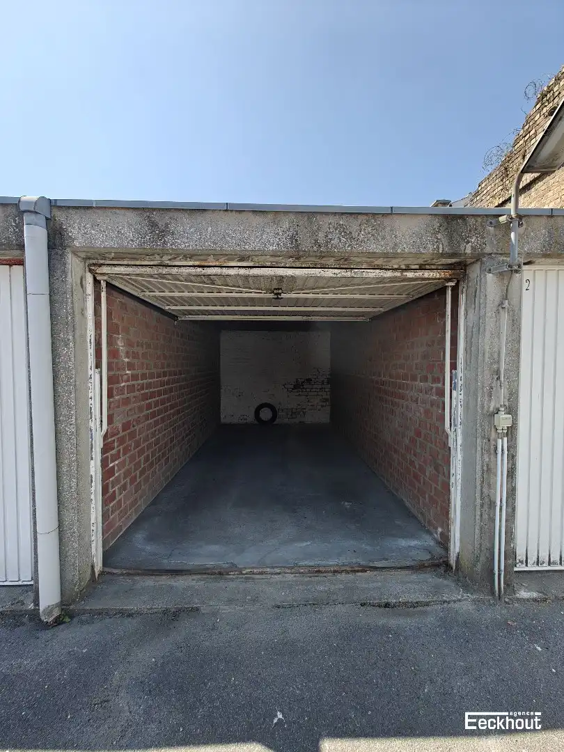 Gesloten garagebox op gunstige locatie foto 2