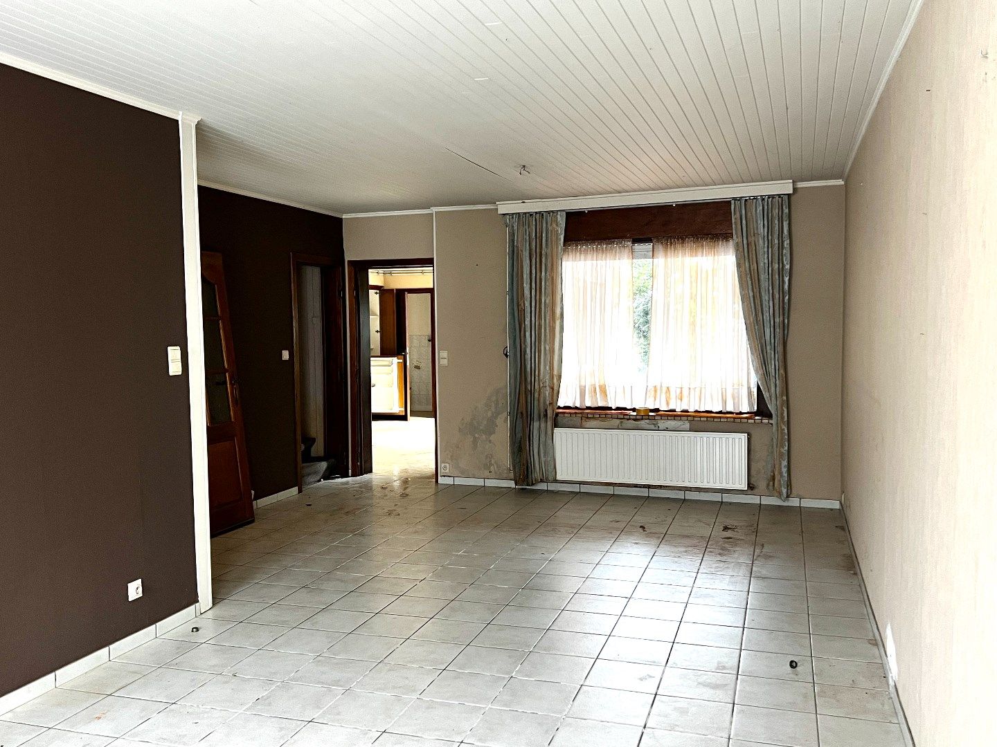 Te renoveren rijwoning met garage en tuin gelegen te Heule. foto 3