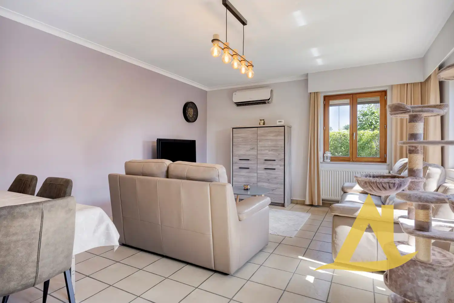 RUSTIG GELEGEN, INSTAPKLARE WONING MET TUIN RONDOM EN RUIME OPRIT foto 6