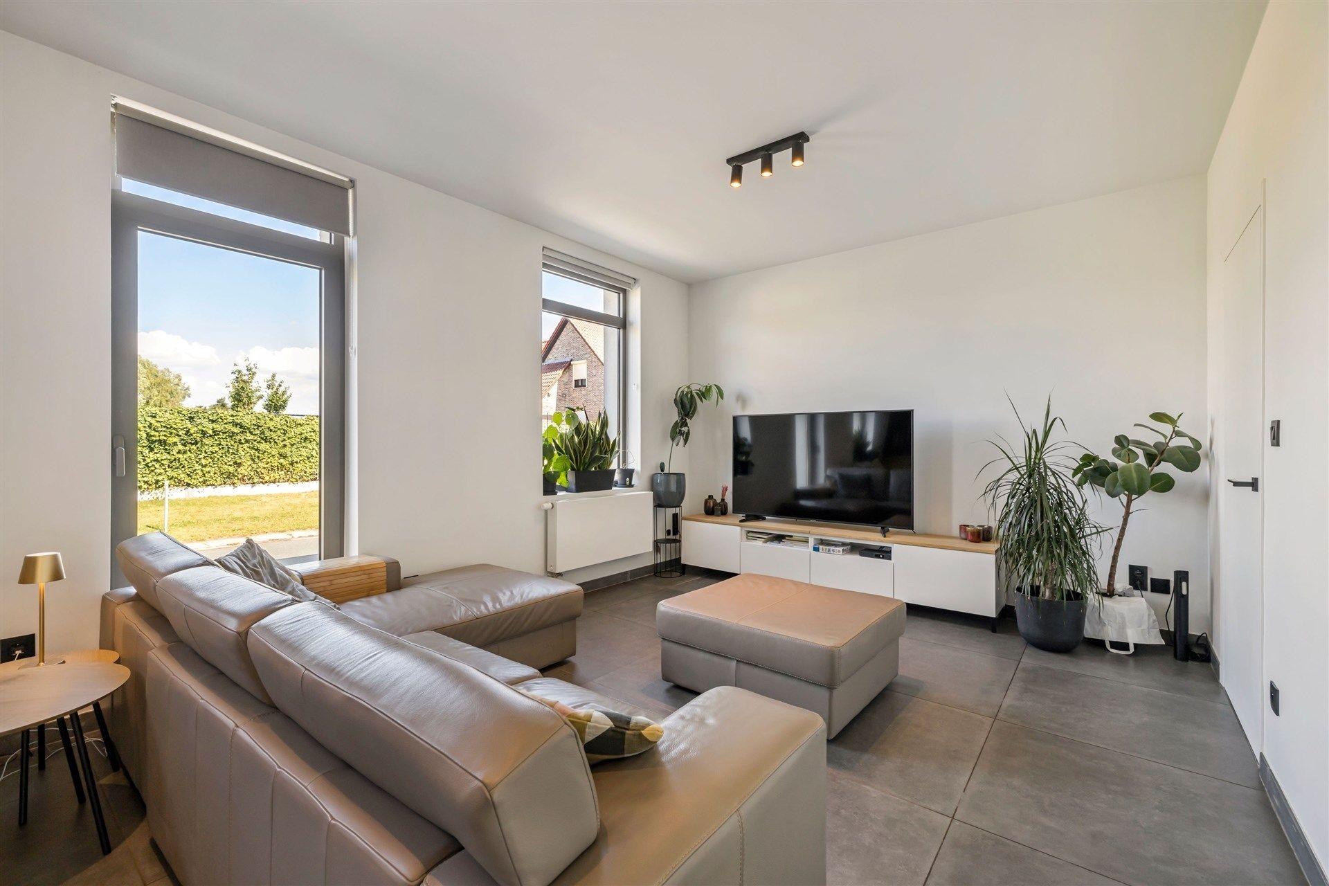 Charmante gezinswoning met dubbele garage, 3 slaapkamers en een zonnige tuin (532m²) foto 5