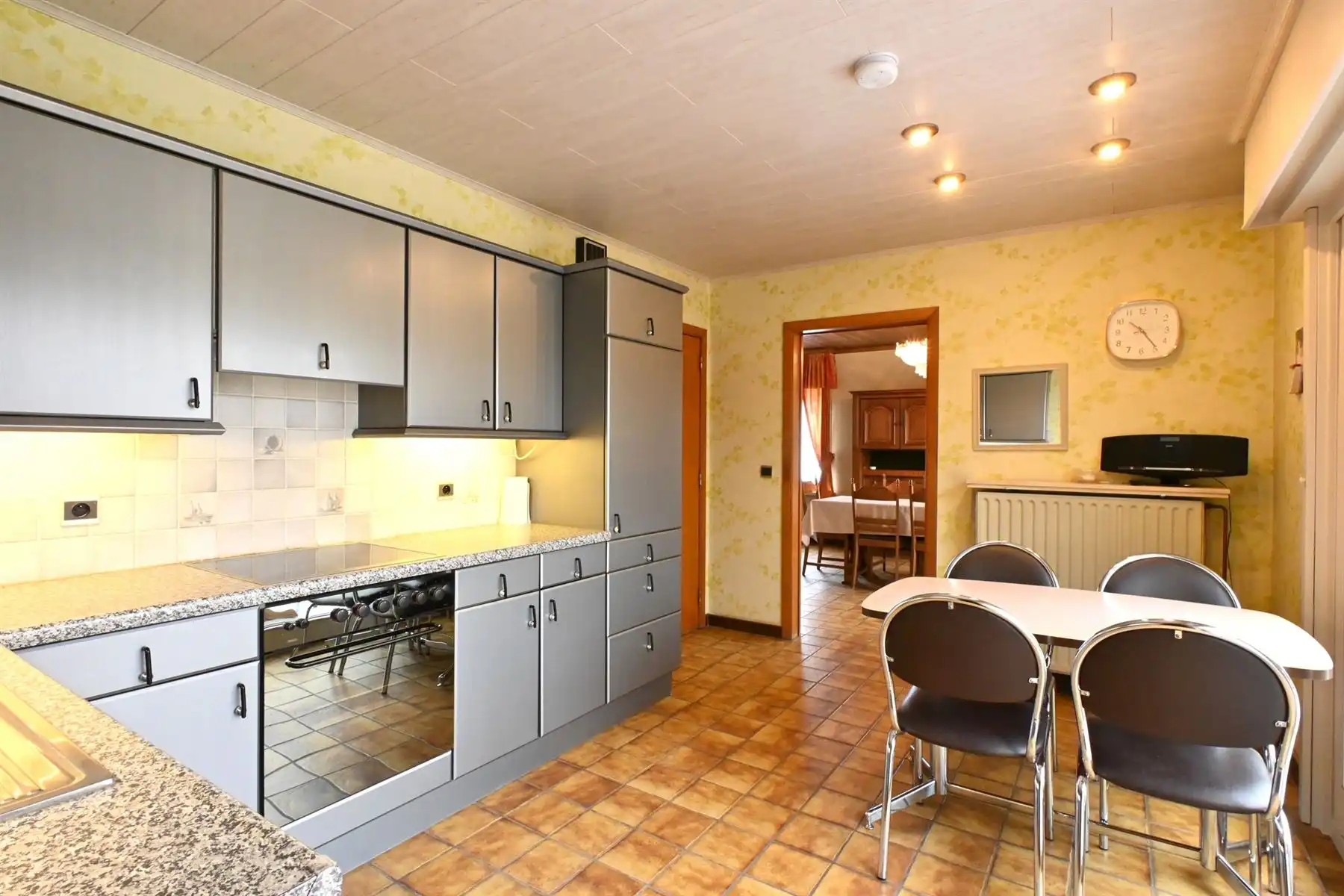 Ruime woning met 4 slaapkamers en grote garage foto 5