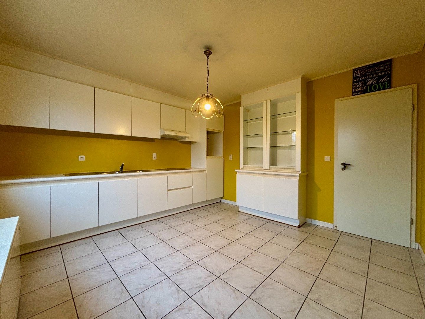 Ruim duplex appartement met garage en tuin, centrum Ieper. foto 12