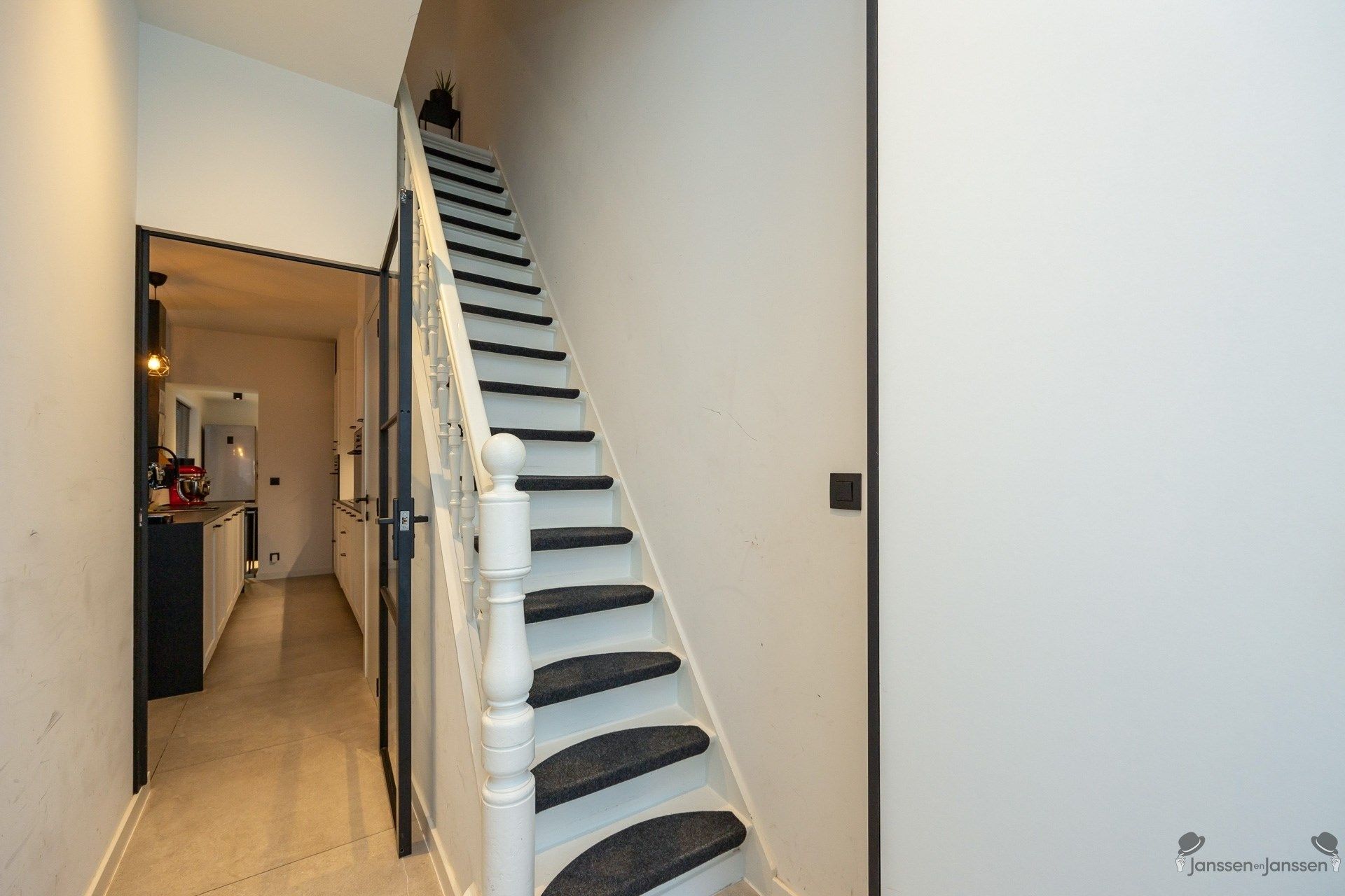 Mooi volledig gerenoveerd huis met EPC A aan groen plein foto 2