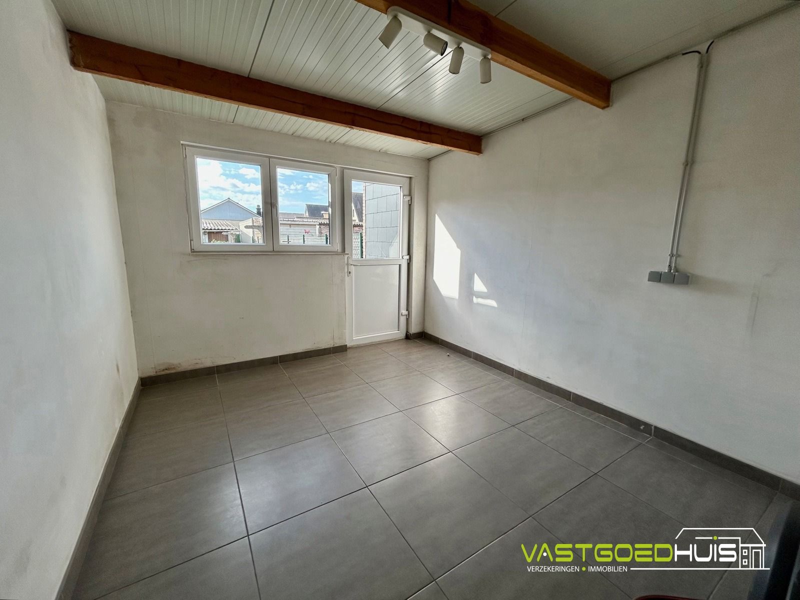 Te renoveren gezinswoning met garage en tuin foto 13