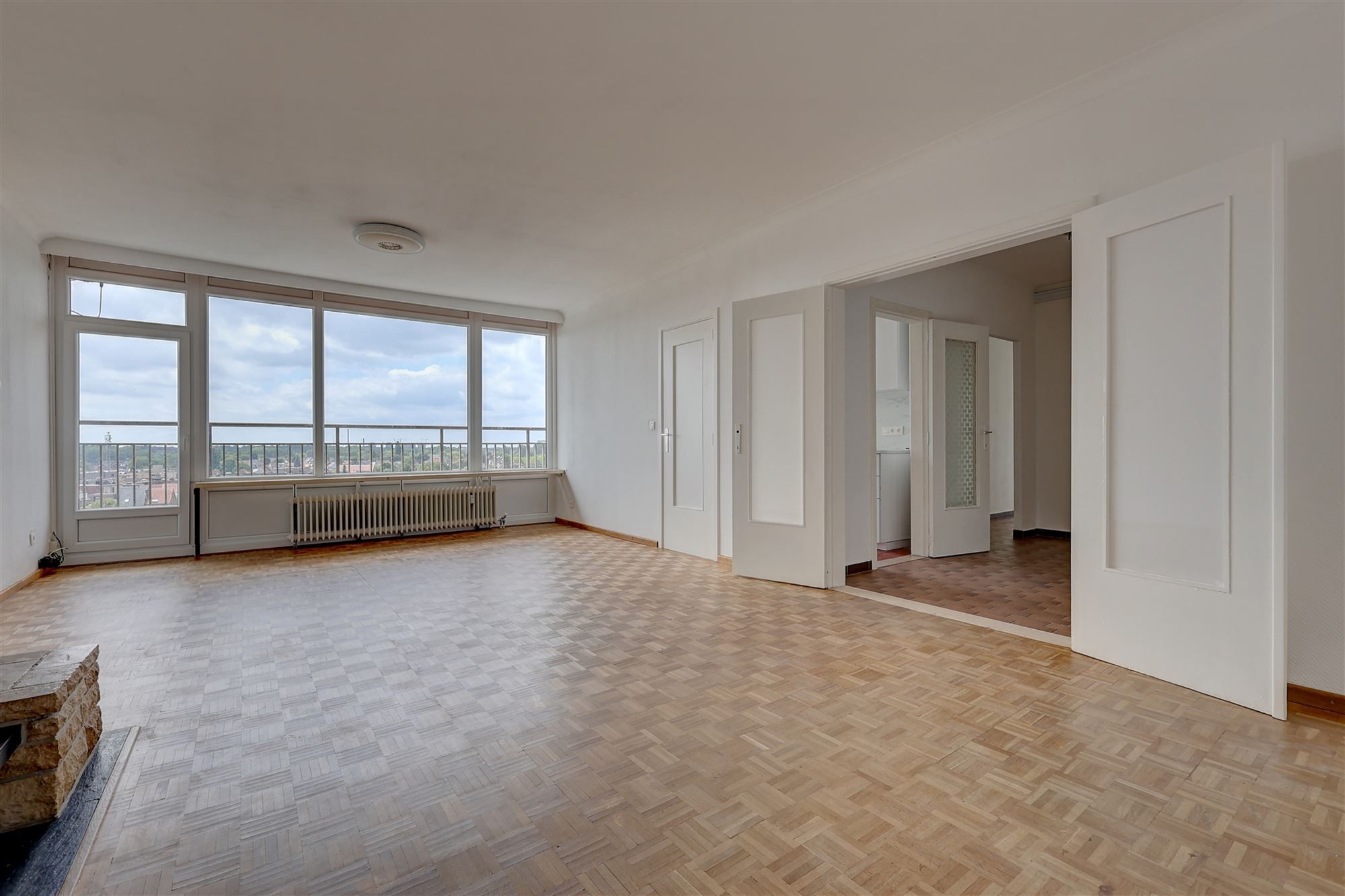 Gerenoveerd appartement met drie slaapkamers en terras in Wilrijk foto {{pictureIndex}}