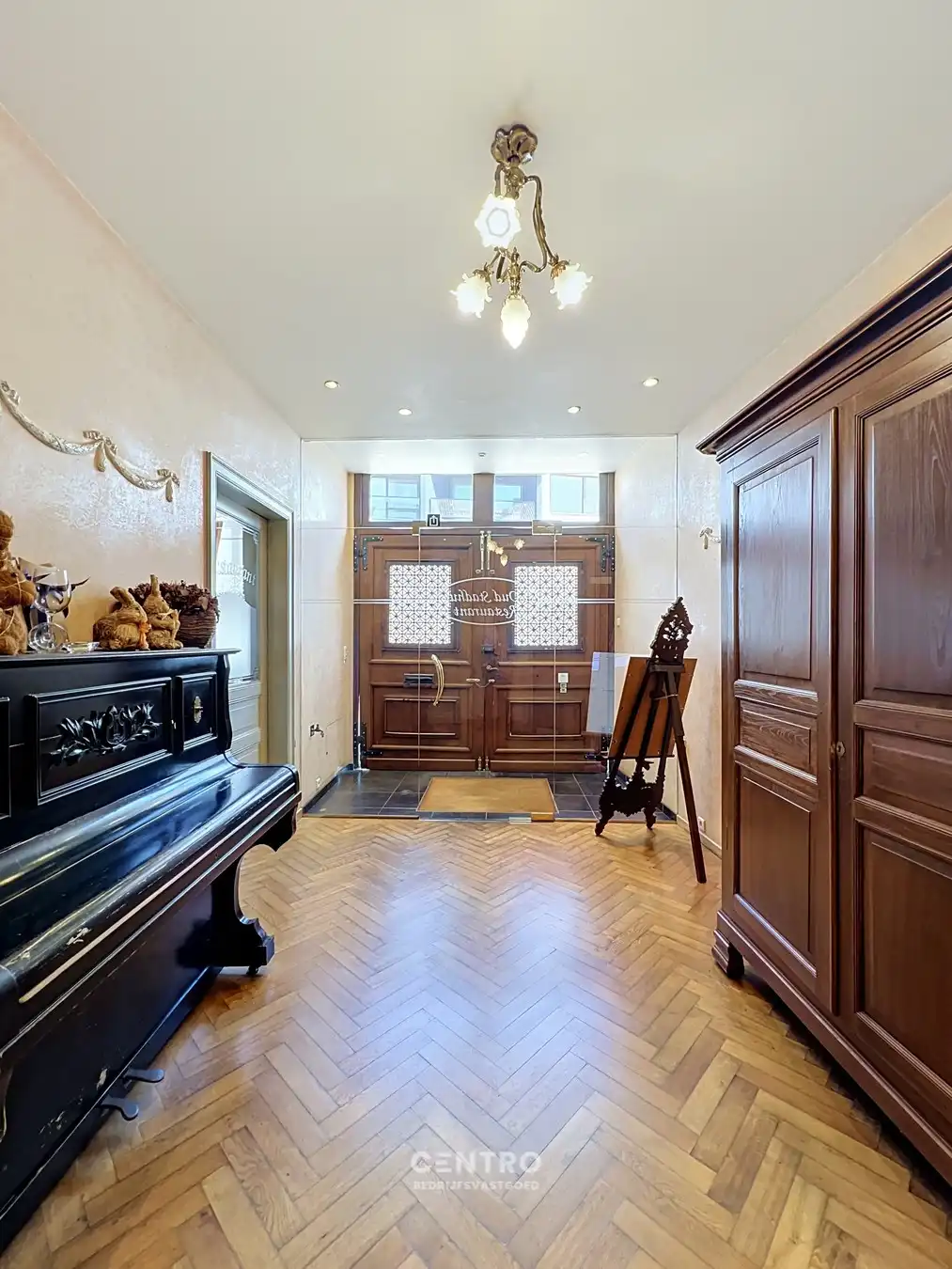 Prachtig herenhuis (5 slpks.) met parkeerterrein en 3 ruime garages op 50m van de Markt van Ingelmunster! Uitbreiding met naastgelegen huis voor bijv. B&B mogelijk. foto 4