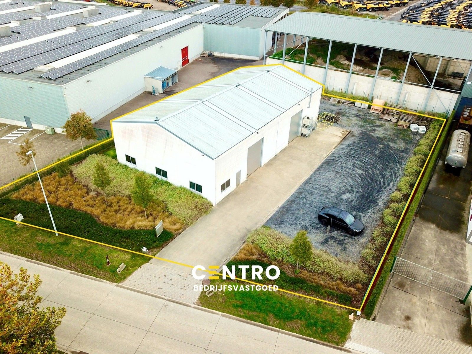 Instapklaar BEDRIJFSPAND te koop in Zedelgem, bestaande uit magazijn (480m²) met geïntegreerde kantoorruimten en grotendeels verhard buitenterrein! Op industriezone. foto {{pictureIndex}}
