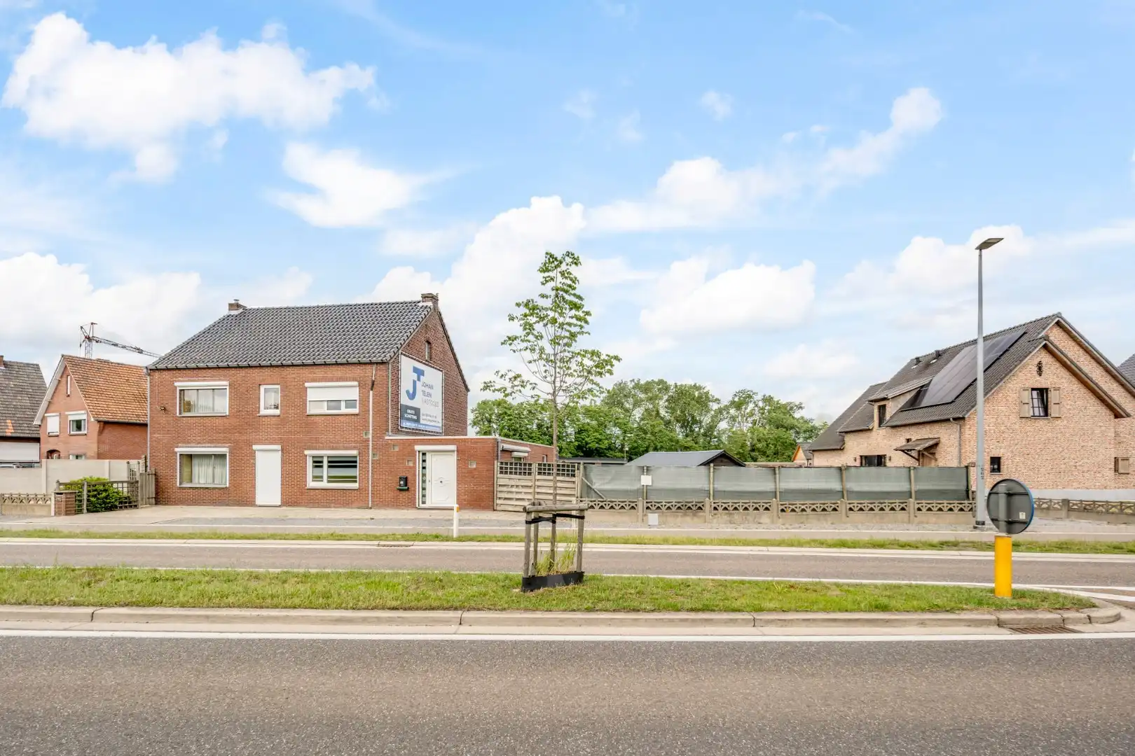 Te renoveren halfvrijstaande gezinswoning op een perceel van 5a03ca te Neeroeteren!  foto 3