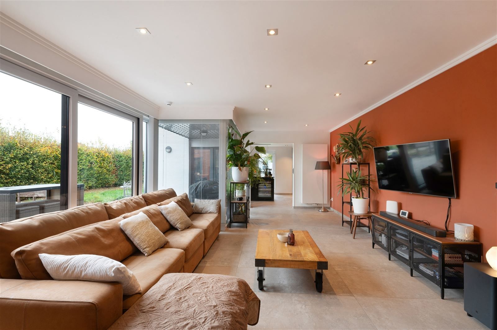 Instapklaregezinswoning met zuid west gerichte tuin op 13are70 foto {{pictureIndex}}