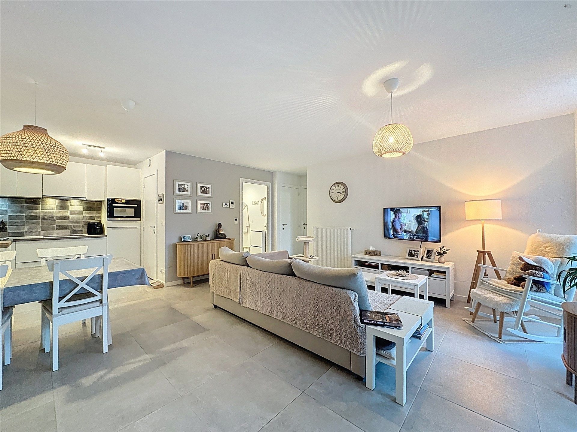 Energiezuinig appartement met staanplaats op toplocatie in Sint-Niklaas foto {{pictureIndex}}