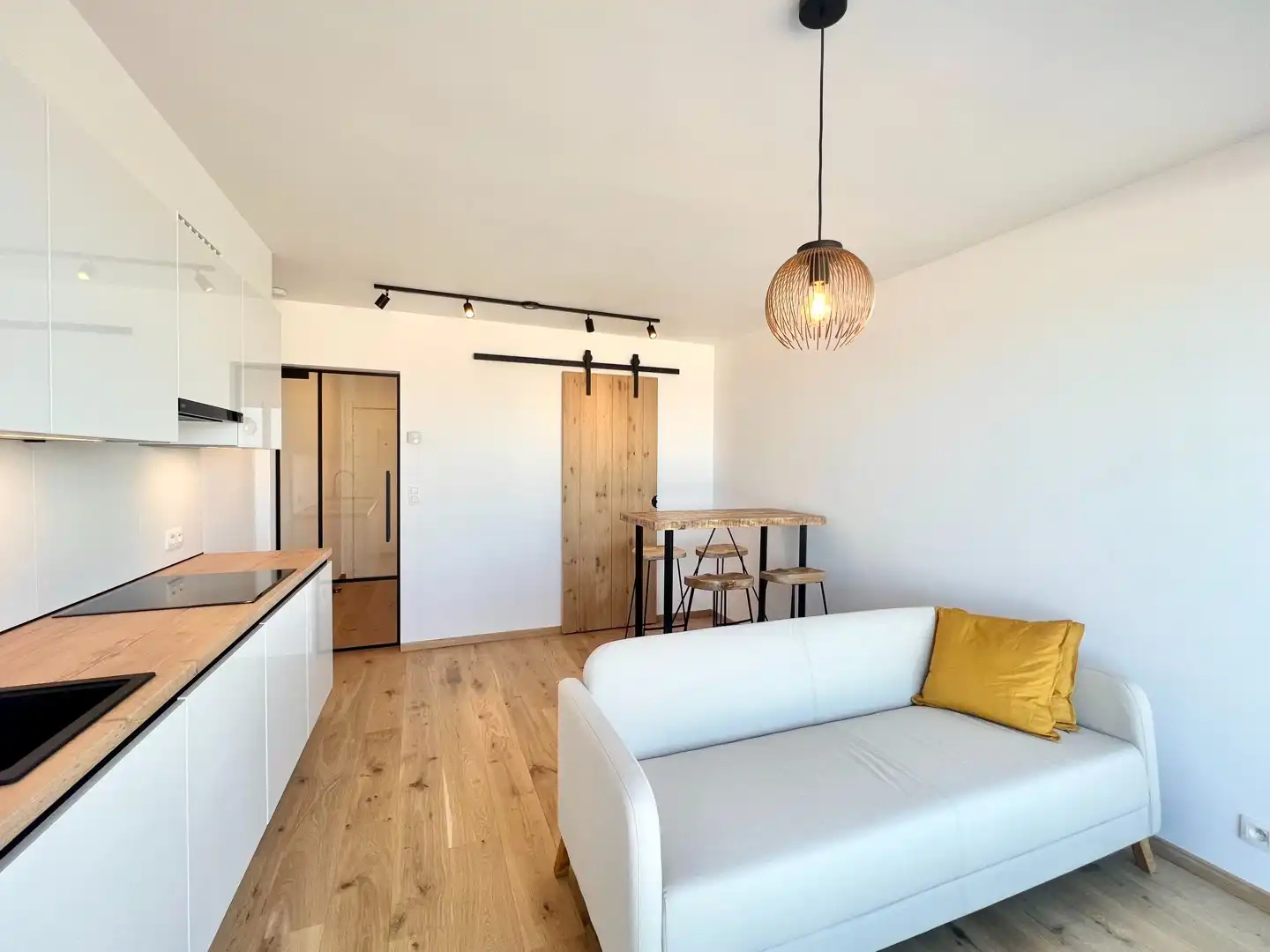 Gerenoveerde studio met slaaphoek op de Zeedijk foto 3