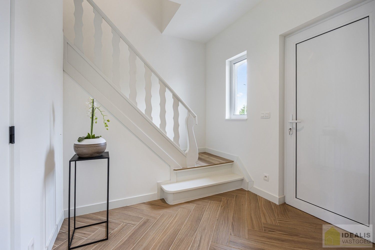 IDEALIS VASTGOED – Schitterend volledig vernieuwde woning met een heerlijke open leefruimte, luxe keuken, 3 ruime slaapkamers, een ruime luxueuze badkamer én een ruime wasplaats! Dit heerlijke huis bevindt zich op een volledig nieuw aangelegd perceel van 7a 88ca vlakbij het centrum van Hamont-Achel, op slechts enkele minuten van de Nederlandse grens - EEN MUST VISIT! - foto 5