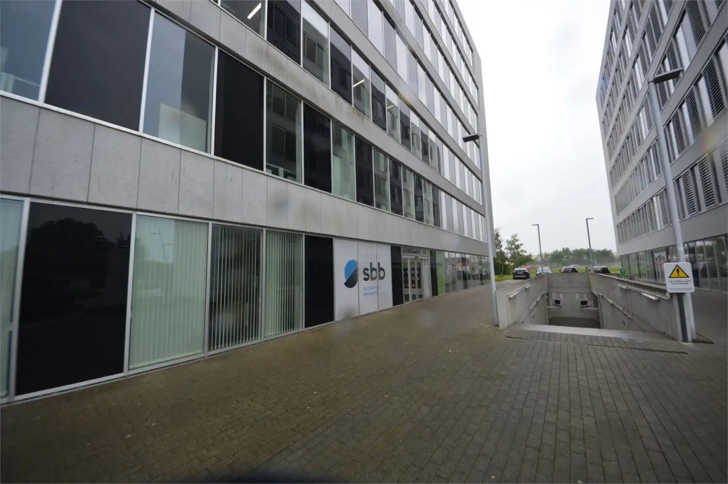 RECENTE KANTOREN INCL. 9 PARKINGS NAAST E40 foto 12